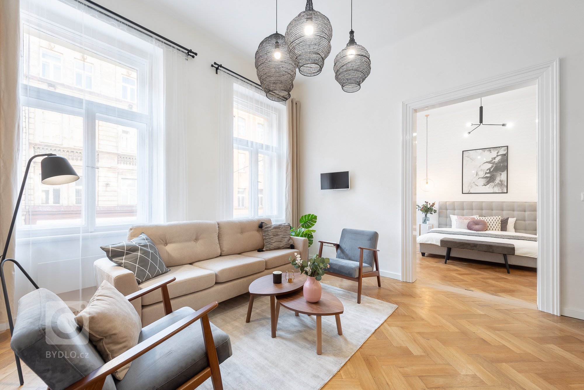 Byt pro rodinu žijící částečně v zahraničí a částečně v ČR. Když je rodina v cizině, byt slouží jako Airbnb apartmán, z toho vycházelo částečně i zařízení a…