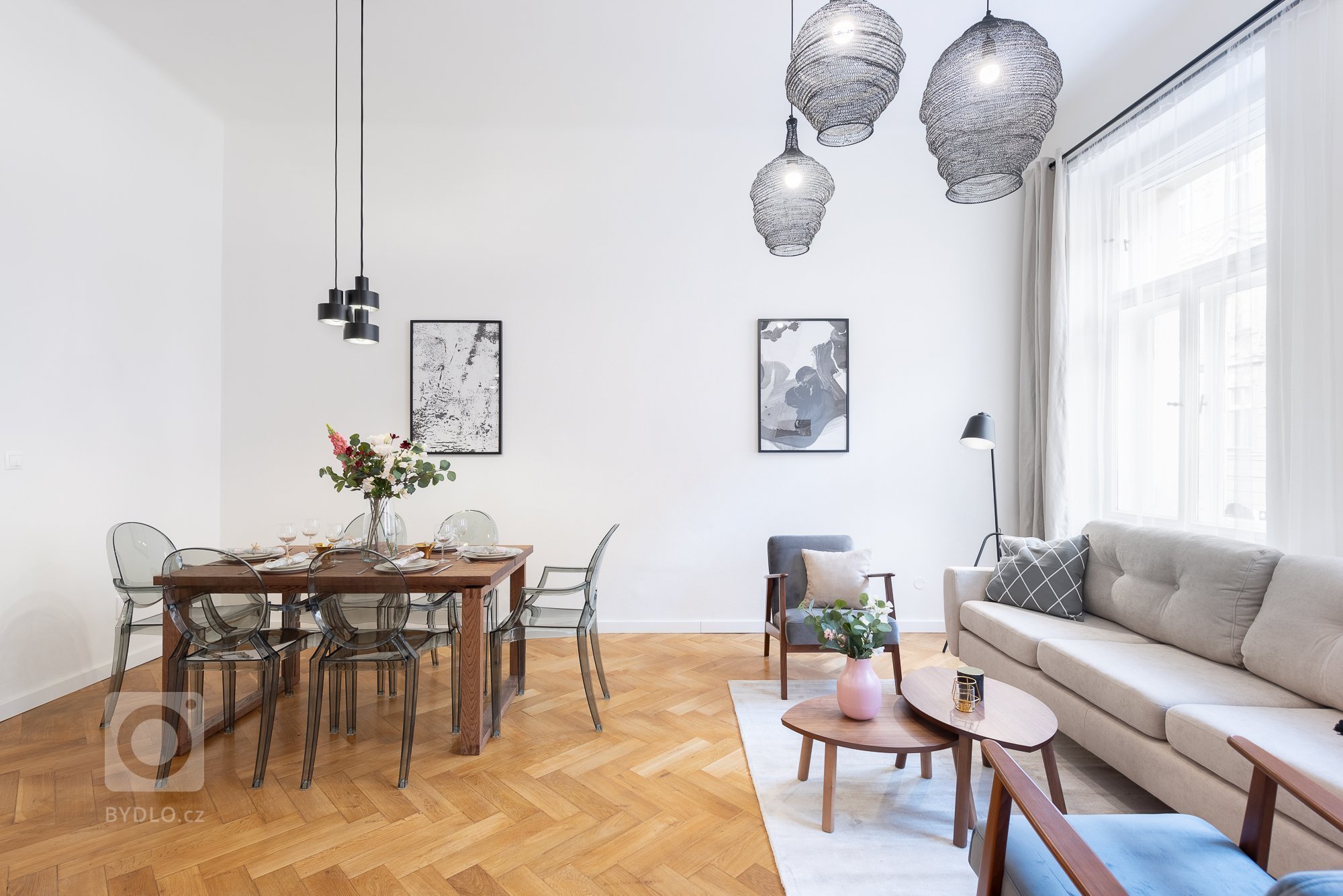 Byt pro rodinu žijící částečně v zahraničí a částečně v ČR. Když je rodina v cizině, byt slouží jako Airbnb apartmán, z toho vycházelo částečně i zařízení a…