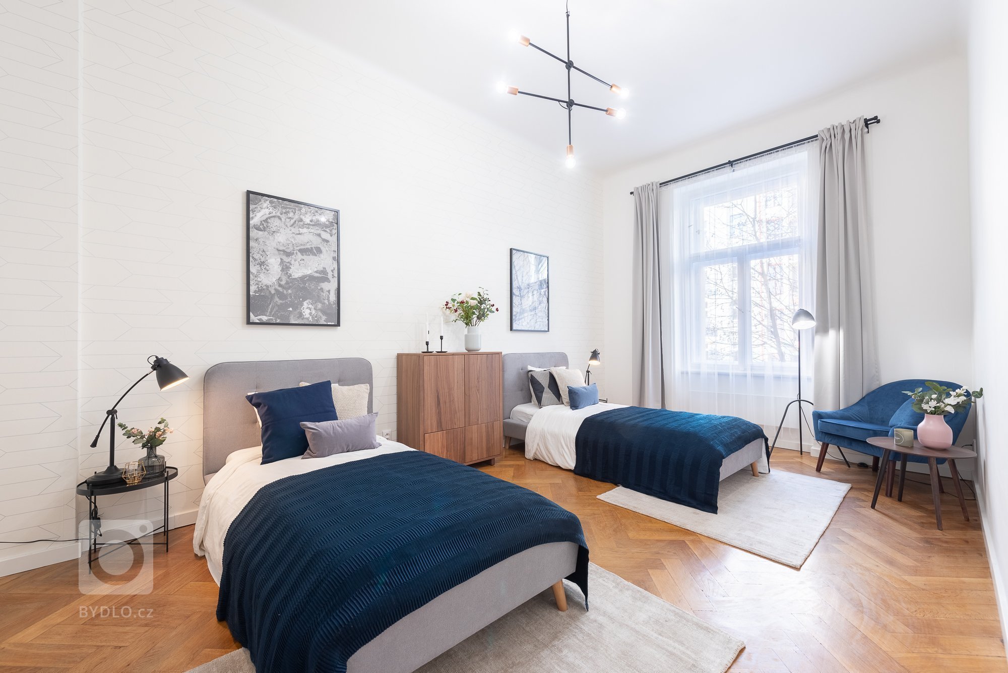 Byt pro rodinu žijící částečně v zahraničí a částečně v ČR. Když je rodina v cizině, byt slouží jako Airbnb apartmán, z toho vycházelo částečně i zařízení a…