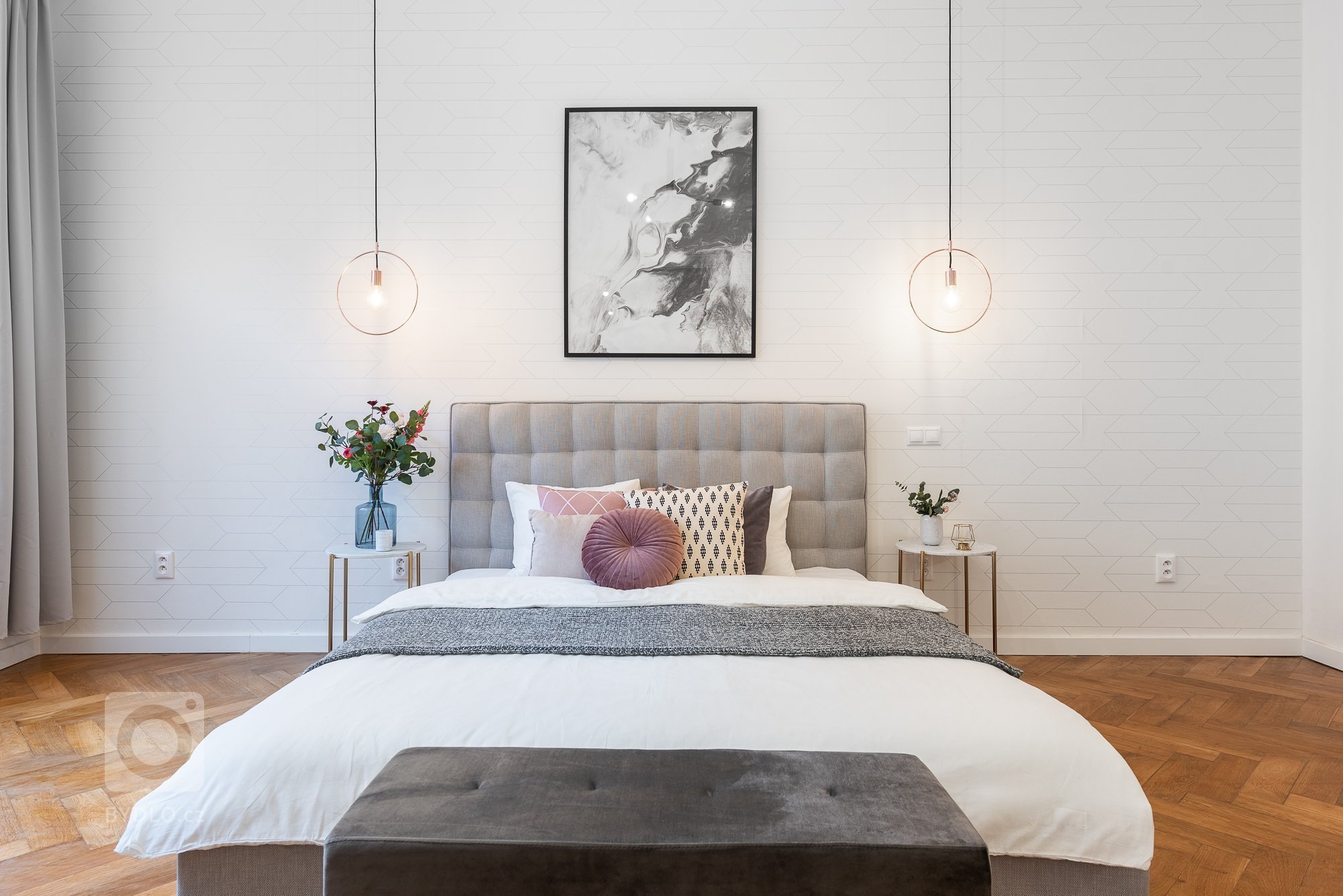 Byt pro rodinu žijící částečně v zahraničí a částečně v ČR. Když je rodina v cizině, byt slouží jako Airbnb apartmán, z toho vycházelo částečně i zařízení a…