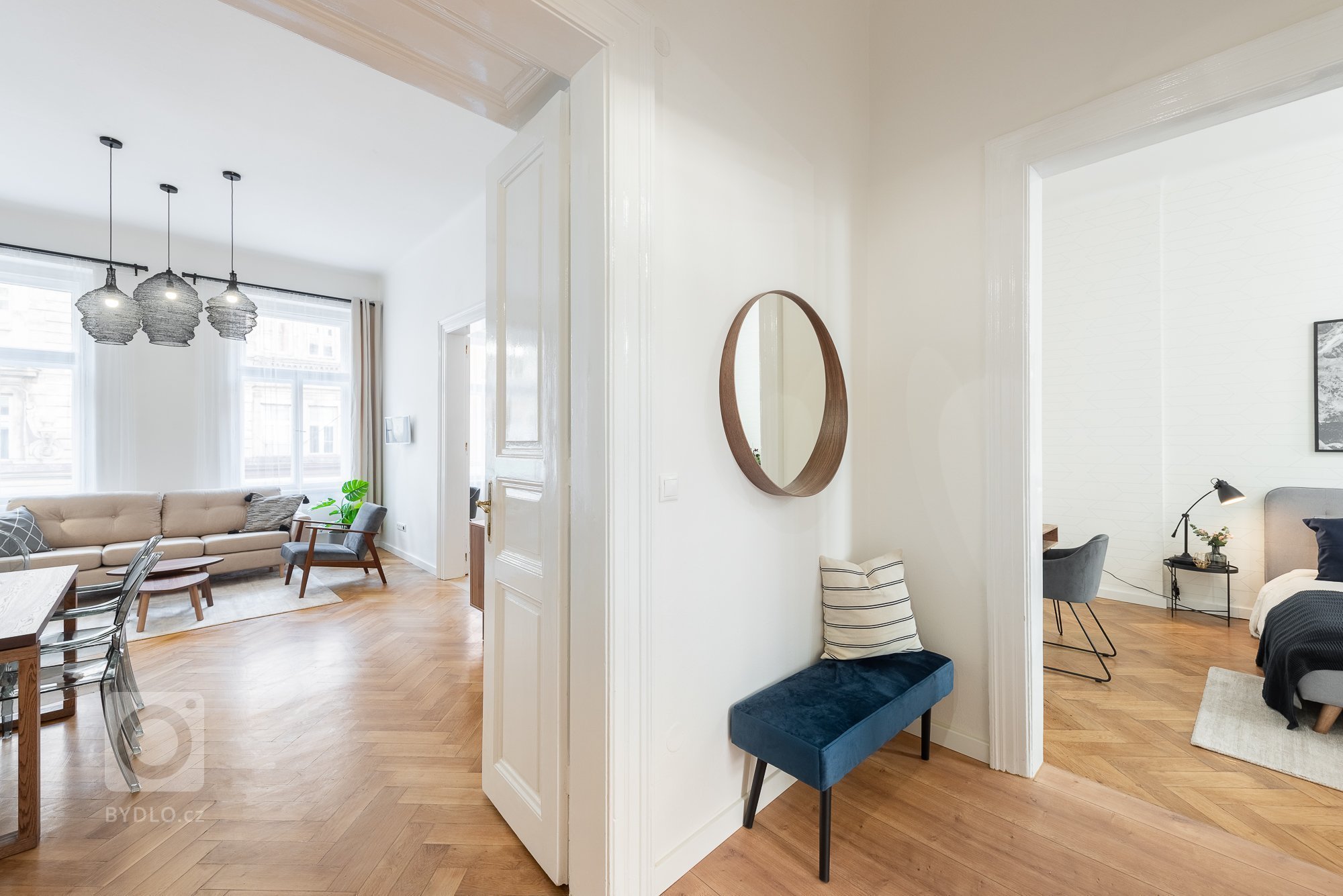 Byt pro rodinu žijící částečně v zahraničí a částečně v ČR. Když je rodina v cizině, byt slouží jako Airbnb apartmán, z toho vycházelo částečně i zařízení a…