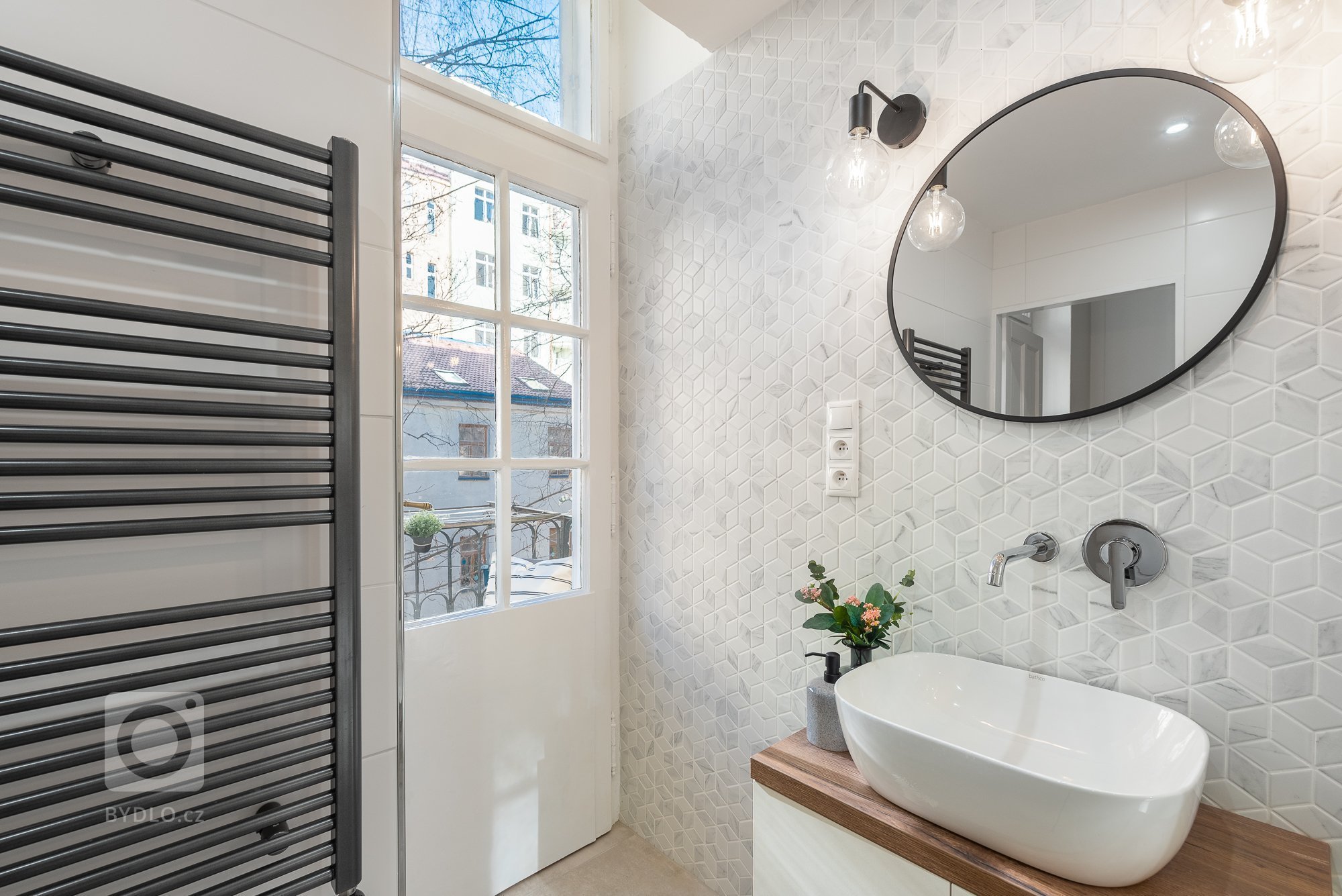 Byt pro rodinu žijící částečně v zahraničí a částečně v ČR. Když je rodina v cizině, byt slouží jako Airbnb apartmán, z toho vycházelo částečně i zařízení a…