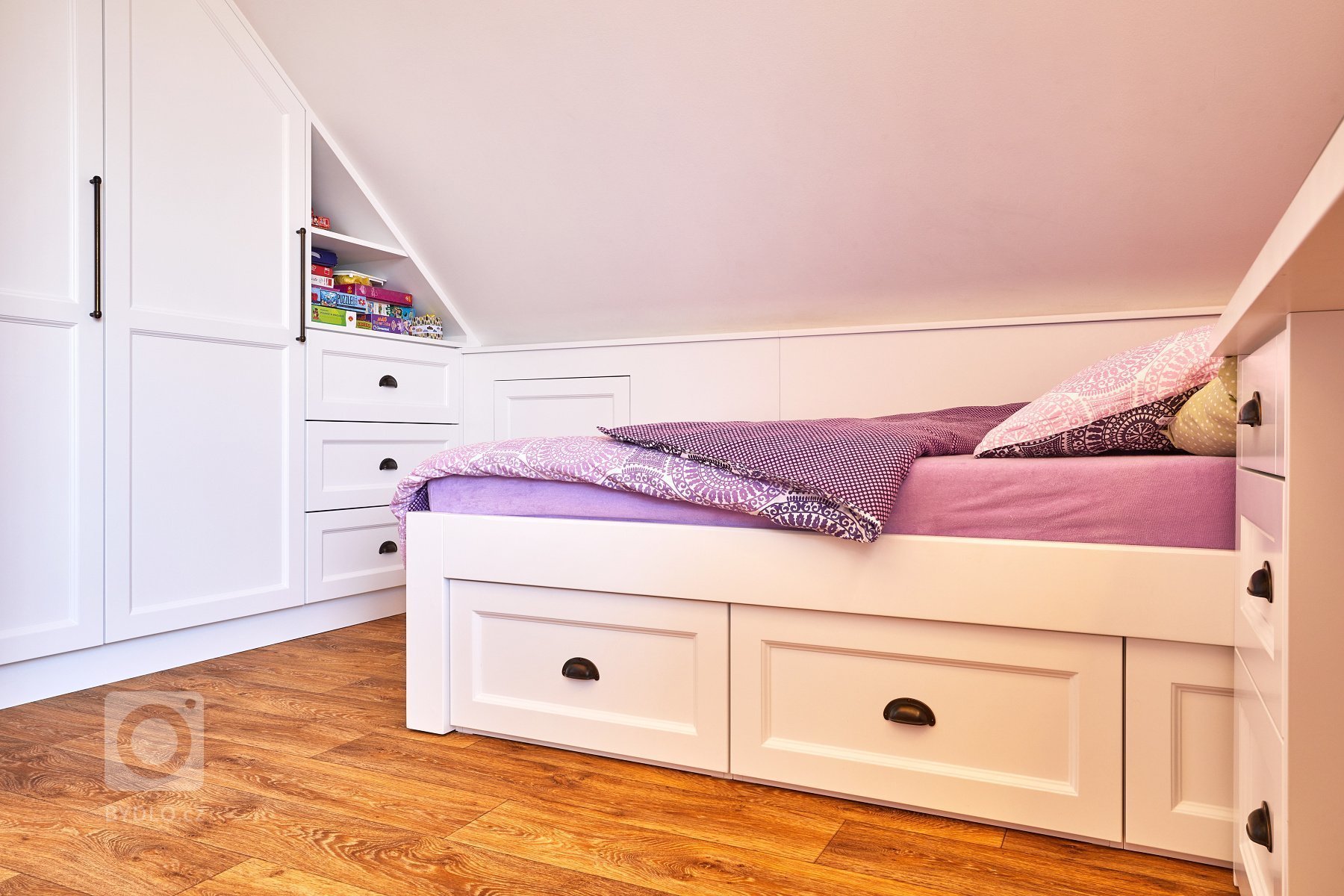 Příběh nového dětského pokoje a ložnice se začal psát před rokem, kdy mě oslovila klientka Klára ze srubu v Podrkonoší. Přála si vyměnit velkou ložnice s…