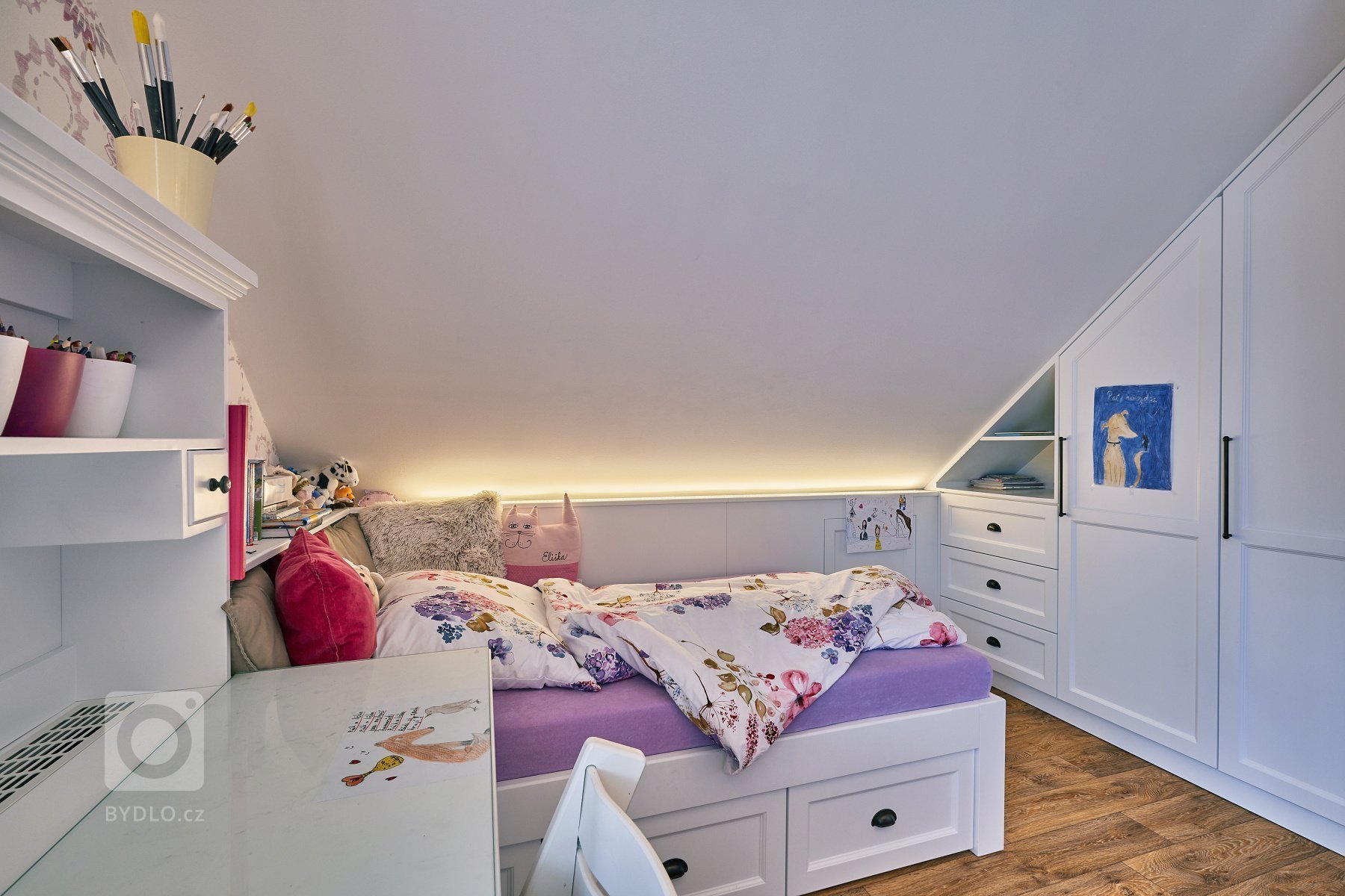 Příběh nového dětského pokoje a ložnice se začal psát před rokem, kdy mě oslovila klientka Klára ze srubu v Podrkonoší. Přála si vyměnit velkou ložnice s…