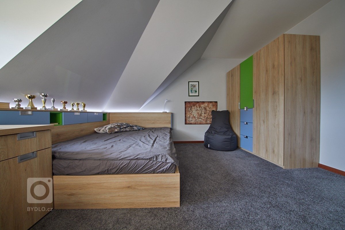 Dnešní studenti si nedovedou představit pokoj bez velké postele s dostatkem úložných prostor, zásuvky na notebooka a led osvětlení.
Přáním studentky Katky…