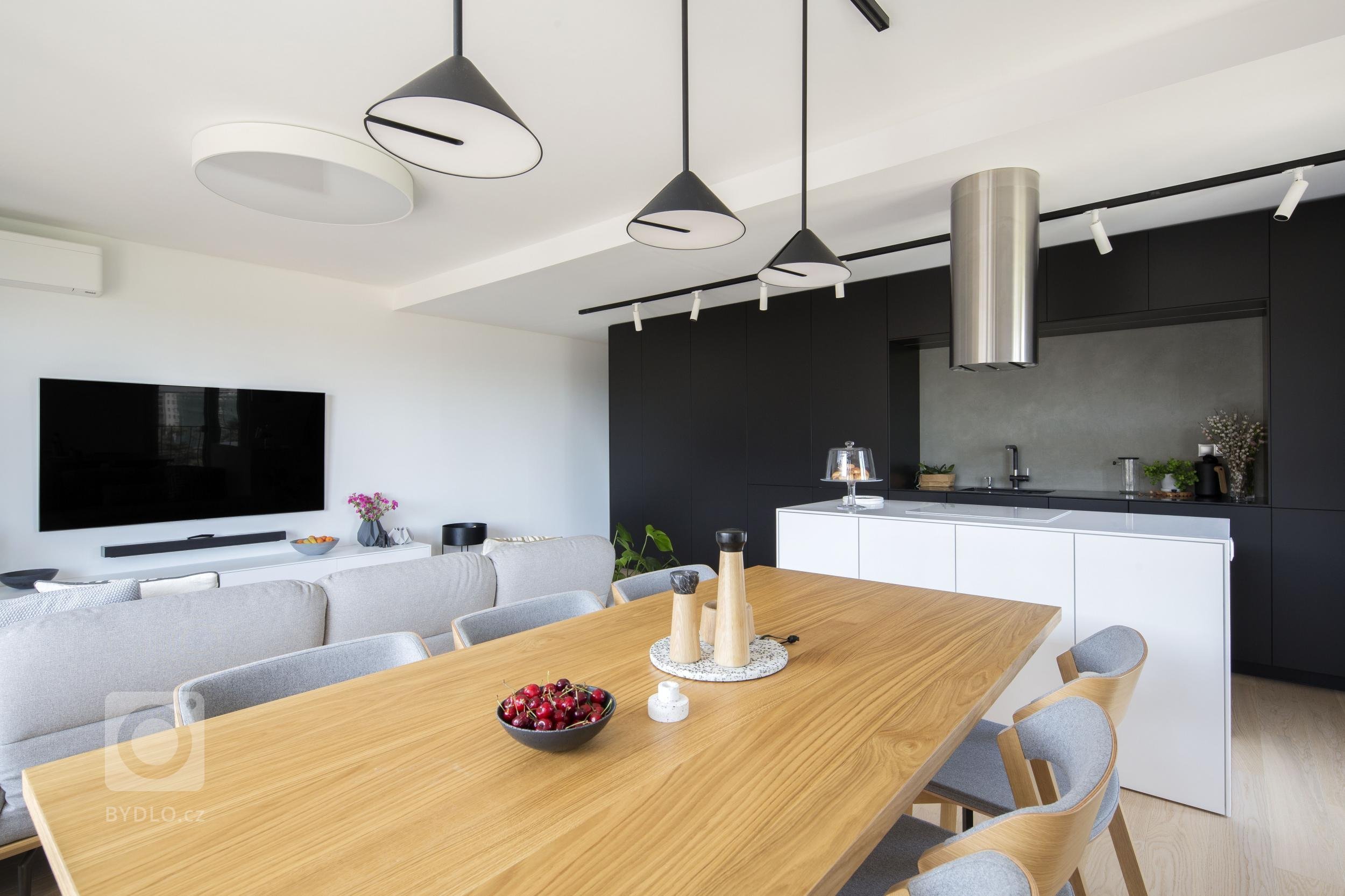 Návrh interiéru bytu pro mladou čtyřčlennou rodinu jsme začali řešit ještě před výstavbou, proto jsme měli možnost zasáhnout i do dispozice a upravit ji přesně…