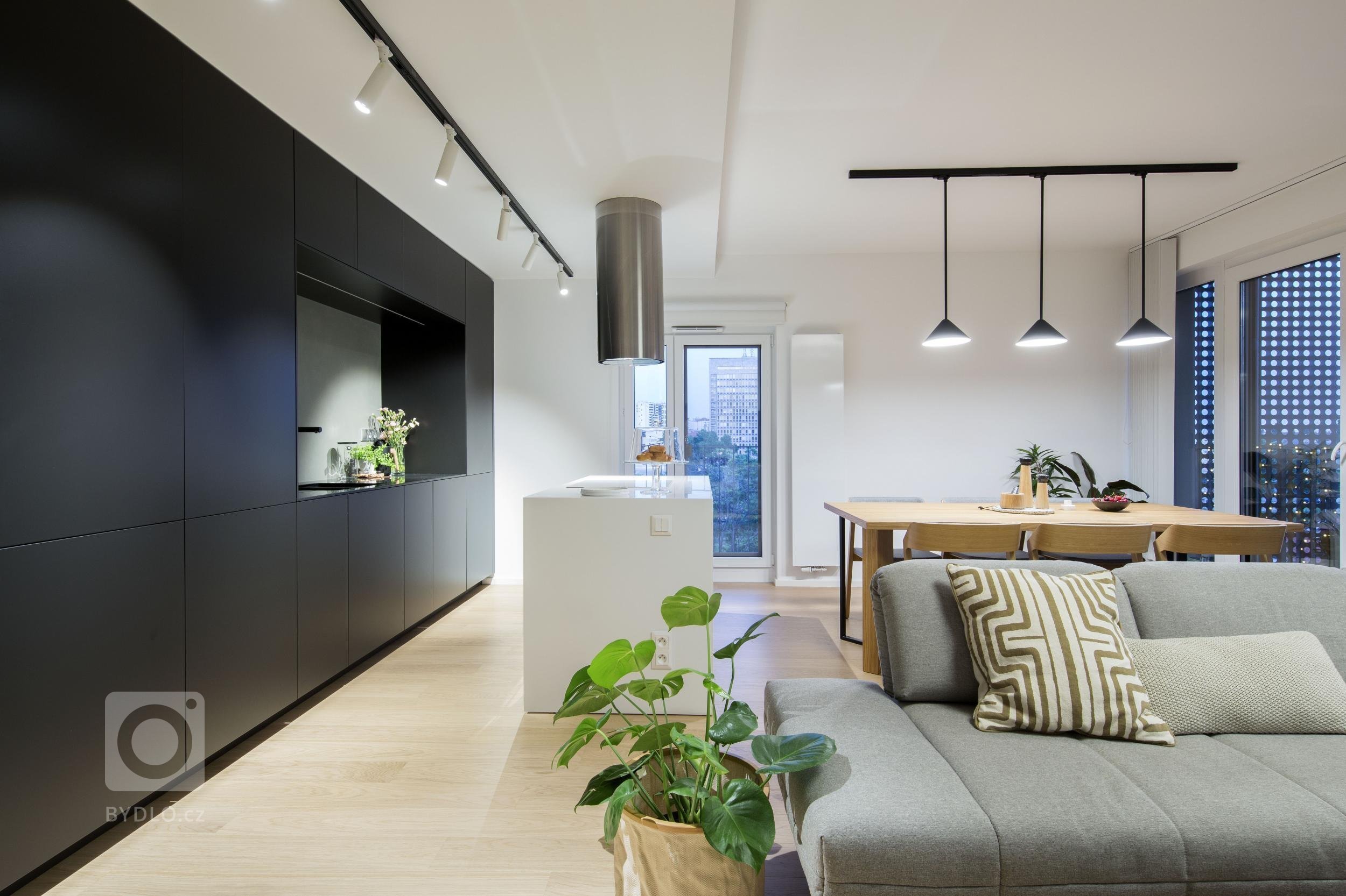 Návrh interiéru bytu pro mladou čtyřčlennou rodinu jsme začali řešit ještě před výstavbou, proto jsme měli možnost zasáhnout i do dispozice a upravit ji přesně…