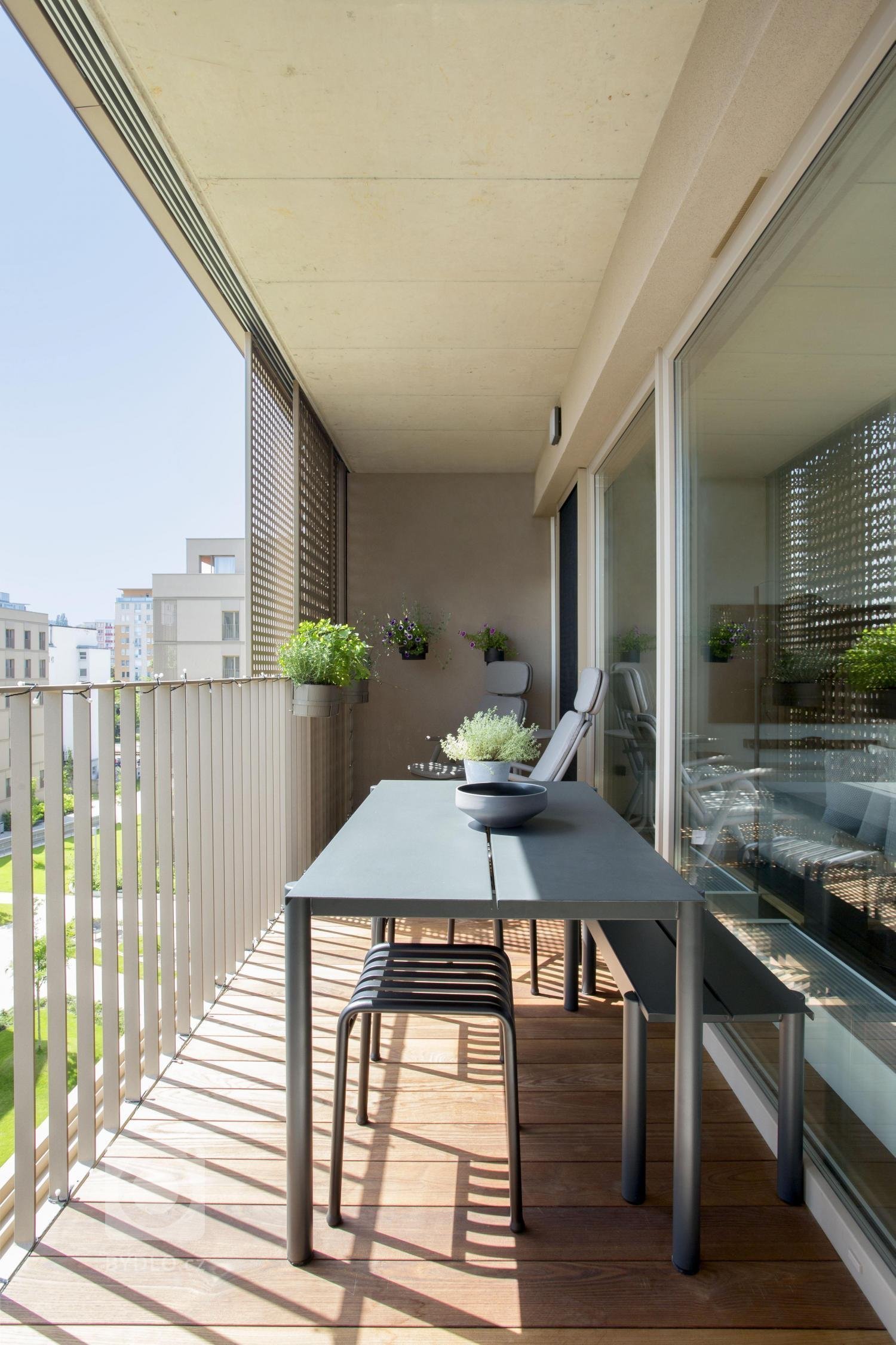 Návrh interiéru bytu pro mladou čtyřčlennou rodinu jsme začali řešit ještě před výstavbou, proto jsme měli možnost zasáhnout i do dispozice a upravit ji přesně…