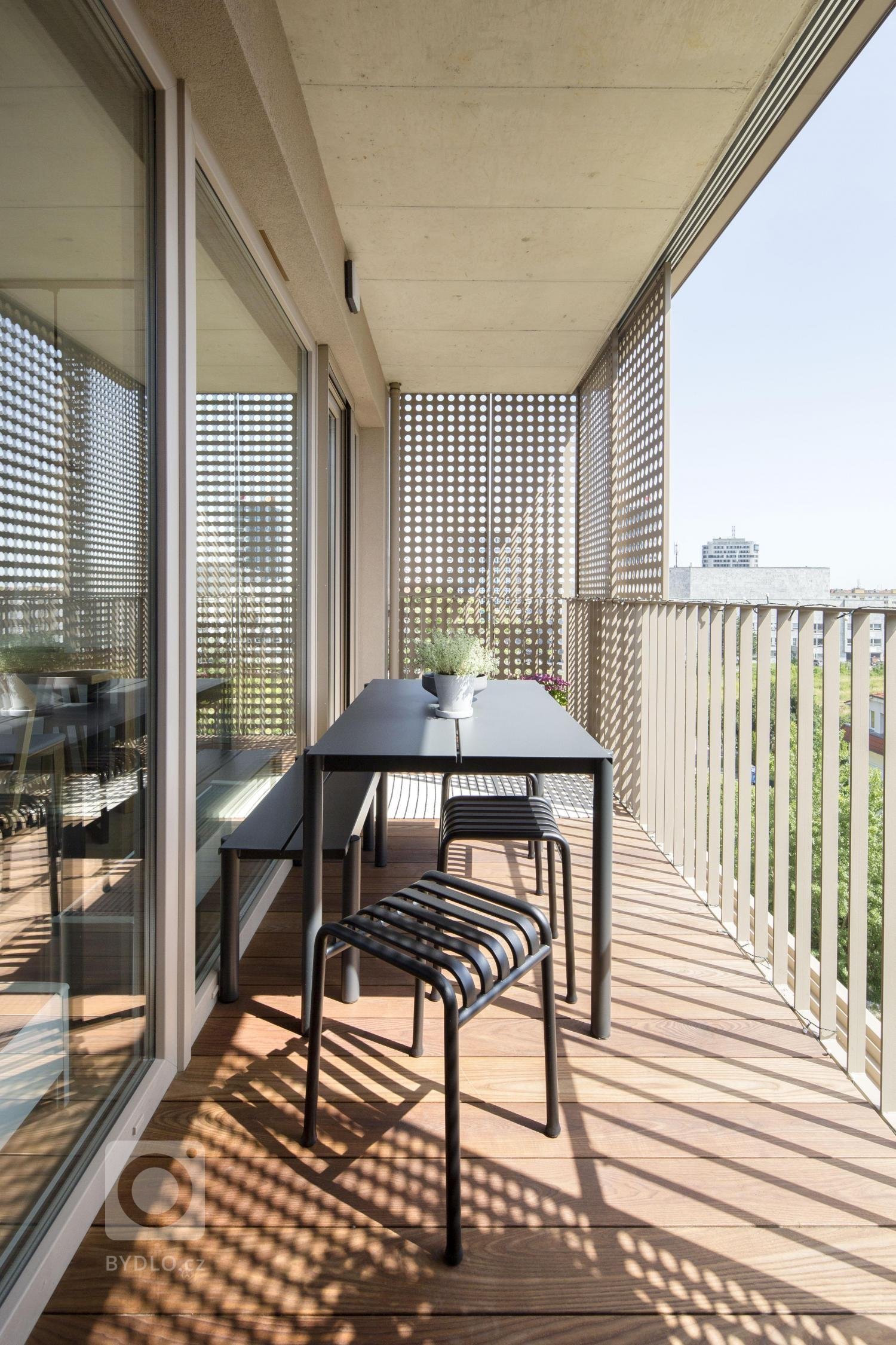 Návrh interiéru bytu pro mladou čtyřčlennou rodinu jsme začali řešit ještě před výstavbou, proto jsme měli možnost zasáhnout i do dispozice a upravit ji přesně…