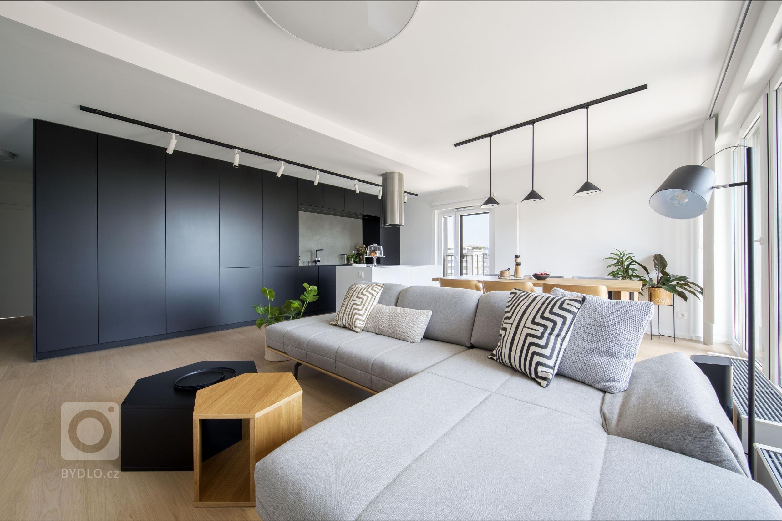 Návrh interiéru bytu pro mladou čtyřčlennou rodinu jsme začali řešit ještě před výstavbou, proto jsme měli možnost zasáhnout i do dispozice a upravit ji přesně…