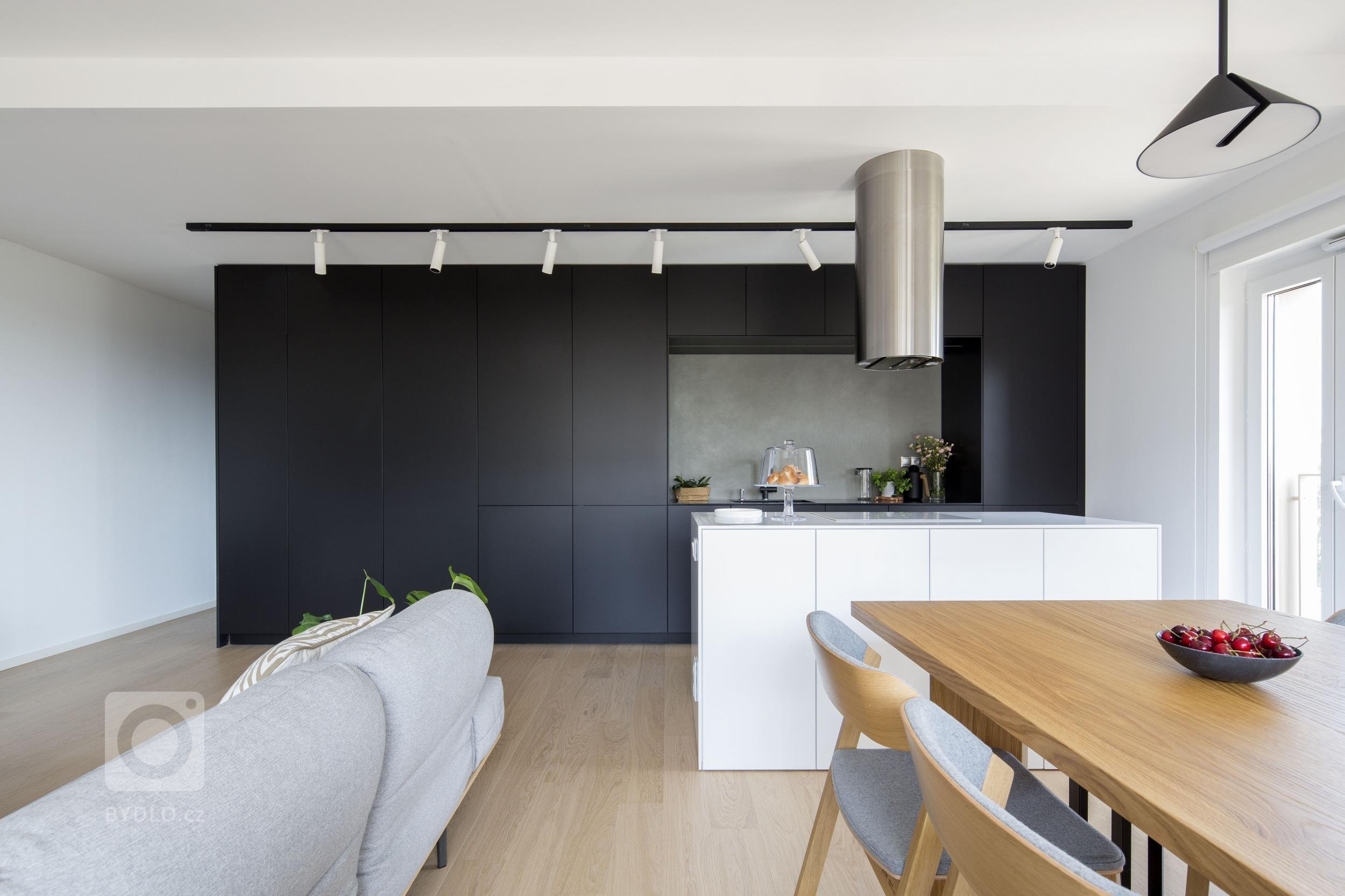 Návrh interiéru bytu pro mladou čtyřčlennou rodinu jsme začali řešit ještě před výstavbou, proto jsme měli možnost zasáhnout i do dispozice a upravit ji přesně…