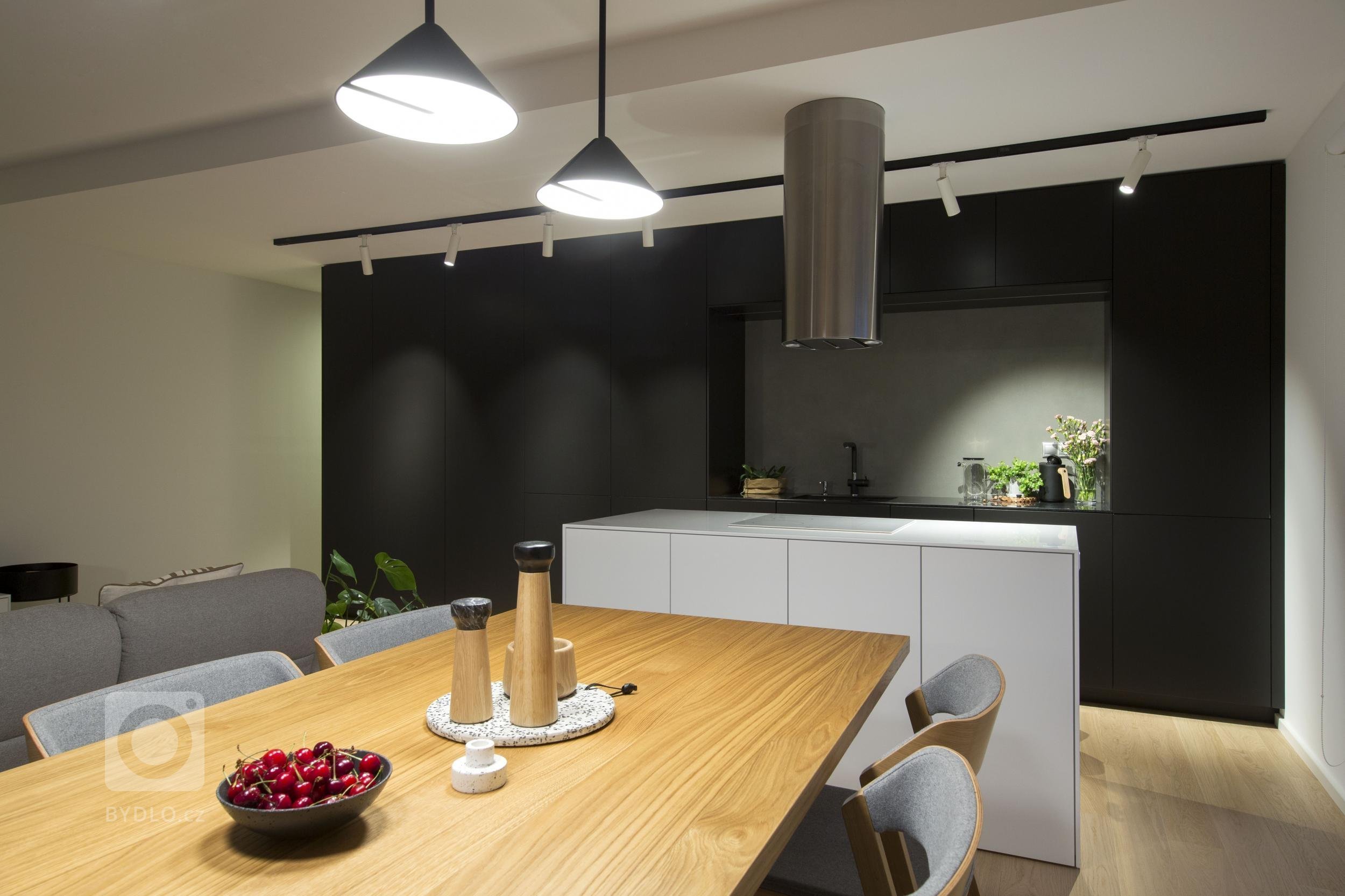 Návrh interiéru bytu pro mladou čtyřčlennou rodinu jsme začali řešit ještě před výstavbou, proto jsme měli možnost zasáhnout i do dispozice a upravit ji přesně…