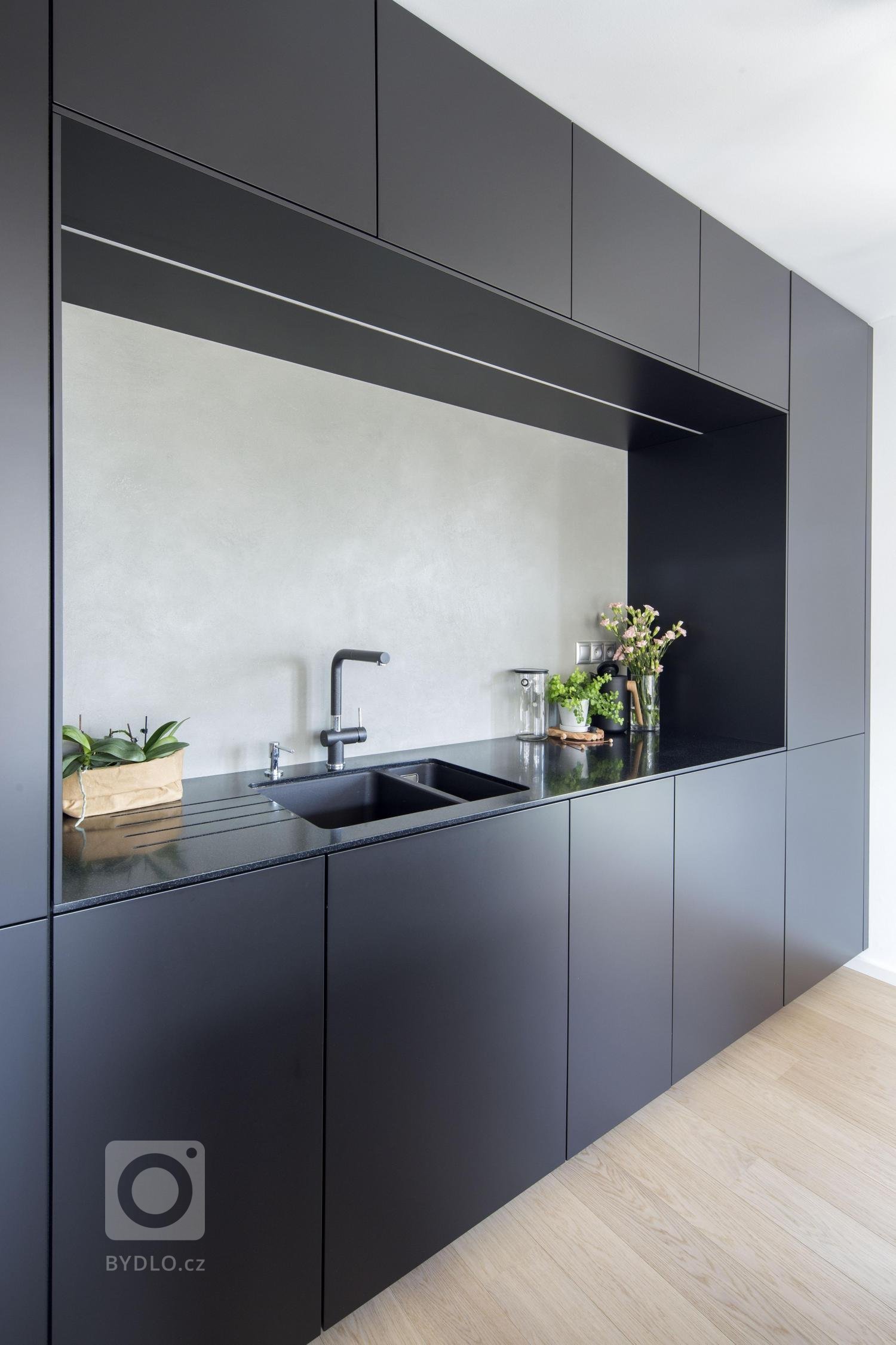 Návrh interiéru bytu pro mladou čtyřčlennou rodinu jsme začali řešit ještě před výstavbou, proto jsme měli možnost zasáhnout i do dispozice a upravit ji přesně…