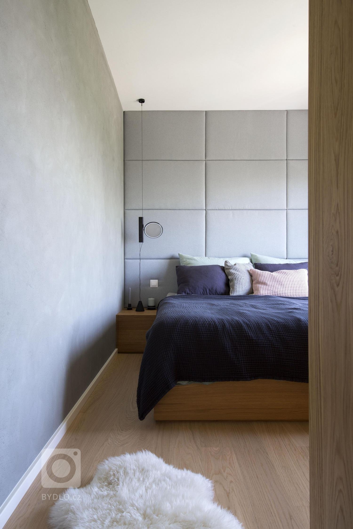 Návrh interiéru bytu pro mladou čtyřčlennou rodinu jsme začali řešit ještě před výstavbou, proto jsme měli možnost zasáhnout i do dispozice a upravit ji přesně…