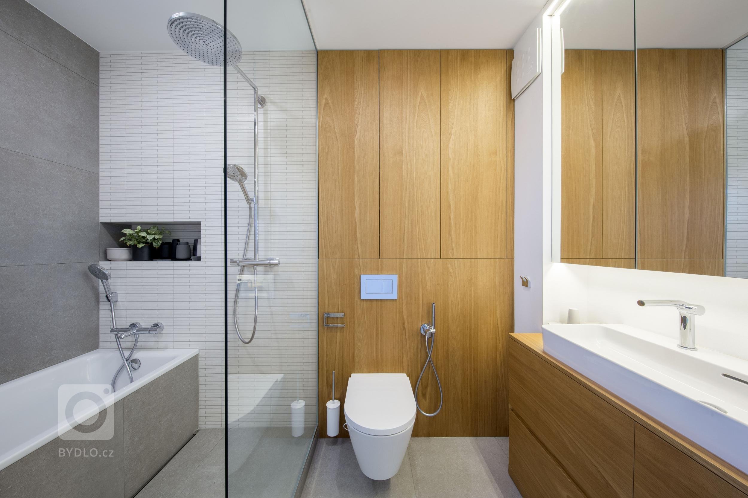 Návrh interiéru bytu pro mladou čtyřčlennou rodinu jsme začali řešit ještě před výstavbou, proto jsme měli možnost zasáhnout i do dispozice a upravit ji přesně…