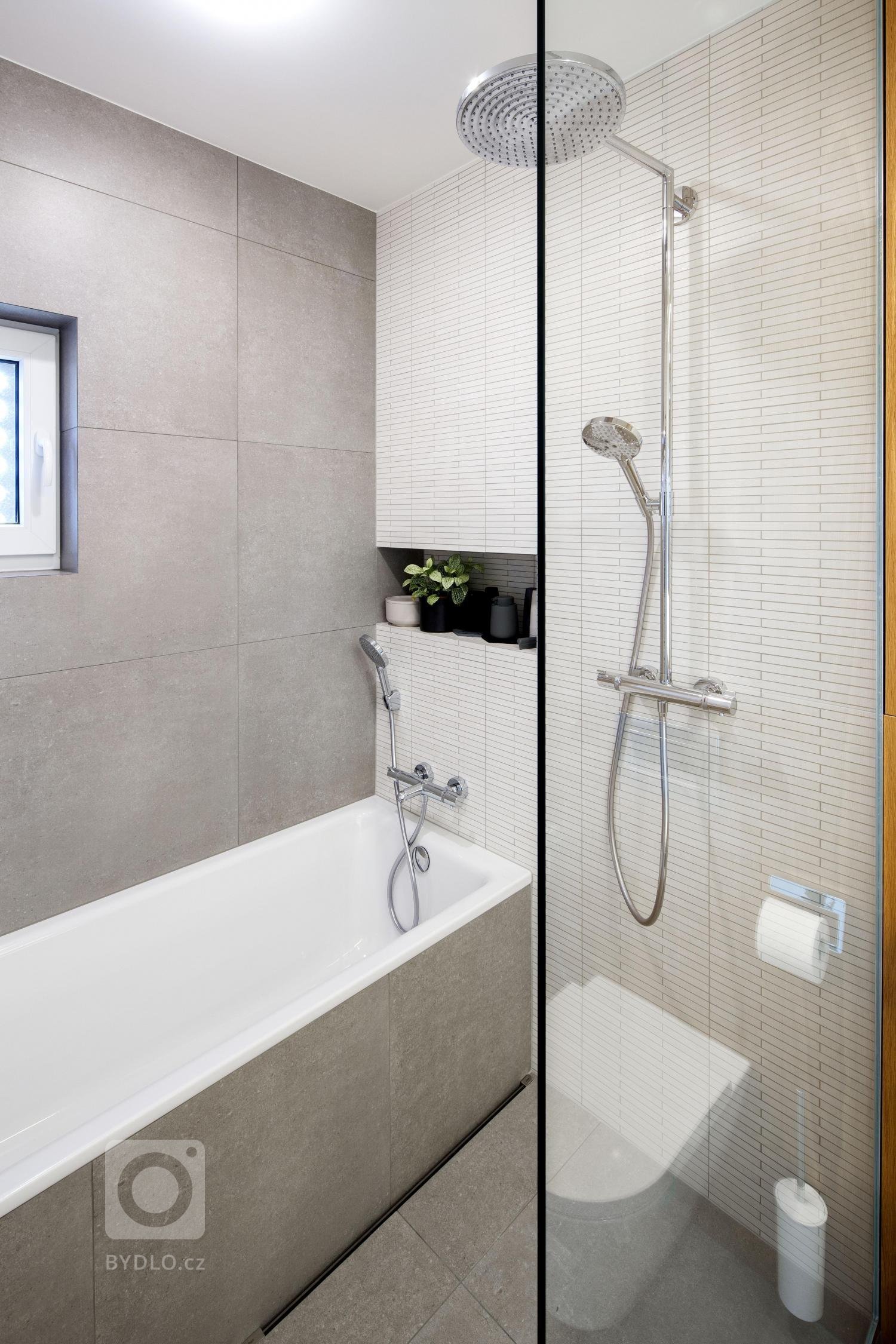 Návrh interiéru bytu pro mladou čtyřčlennou rodinu jsme začali řešit ještě před výstavbou, proto jsme měli možnost zasáhnout i do dispozice a upravit ji přesně…