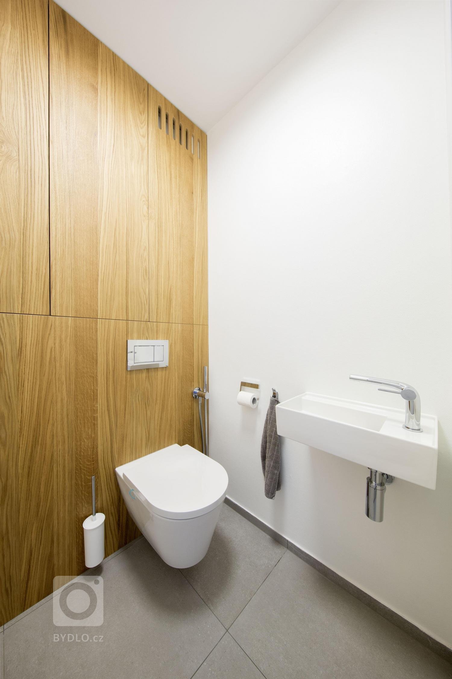 Návrh interiéru bytu pro mladou čtyřčlennou rodinu jsme začali řešit ještě před výstavbou, proto jsme měli možnost zasáhnout i do dispozice a upravit ji přesně…