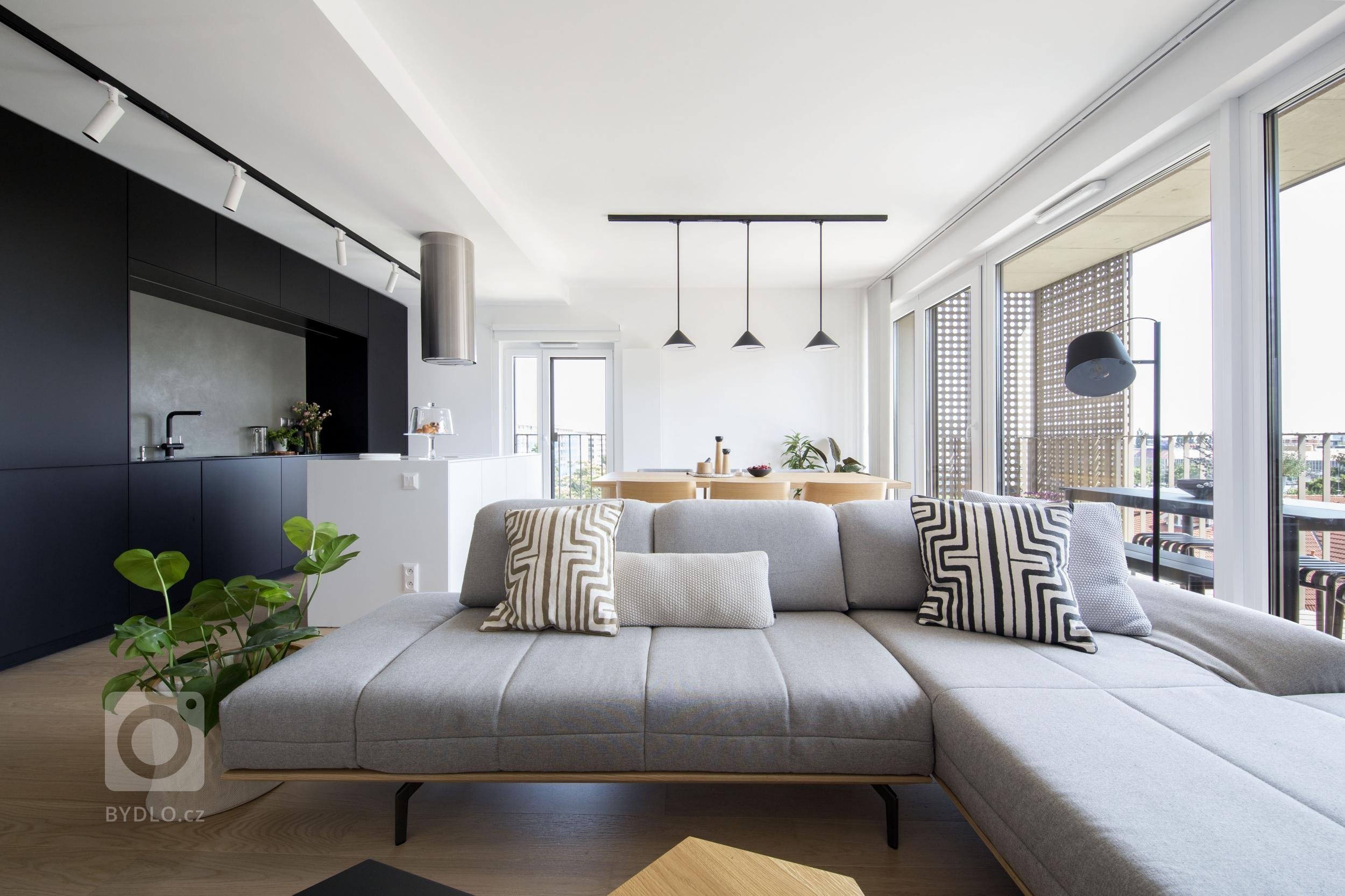 Návrh interiéru bytu pro mladou čtyřčlennou rodinu jsme začali řešit ještě před výstavbou, proto jsme měli možnost zasáhnout i do dispozice a upravit ji přesně…