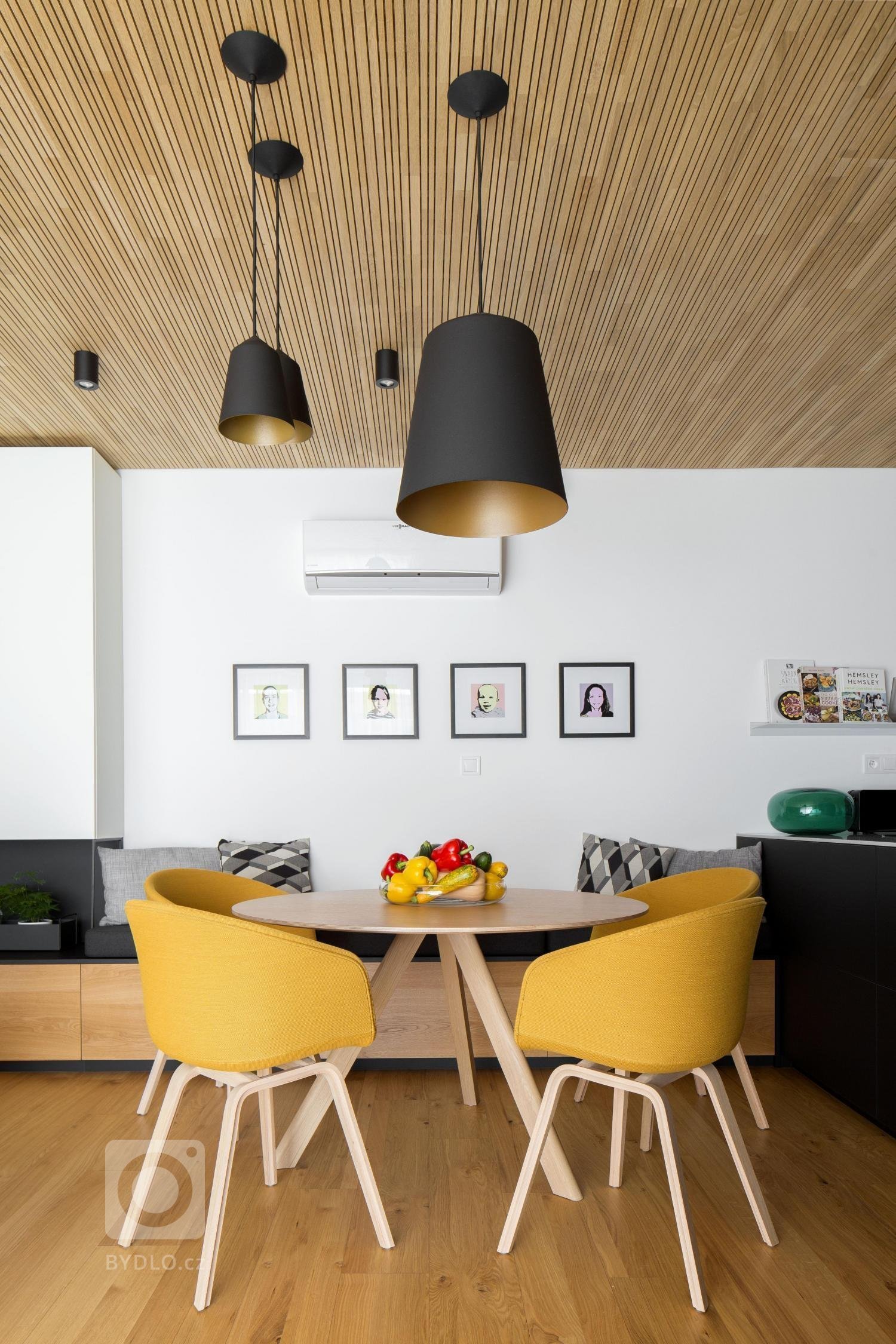 Útulný interiér pro mladou čtyřčlennou rodinu v jednopodlažním rodinném domě v Bratislavě. V návrhu jsme řešili vstupní část, denní zónu, tři pokoje a koupelnu…