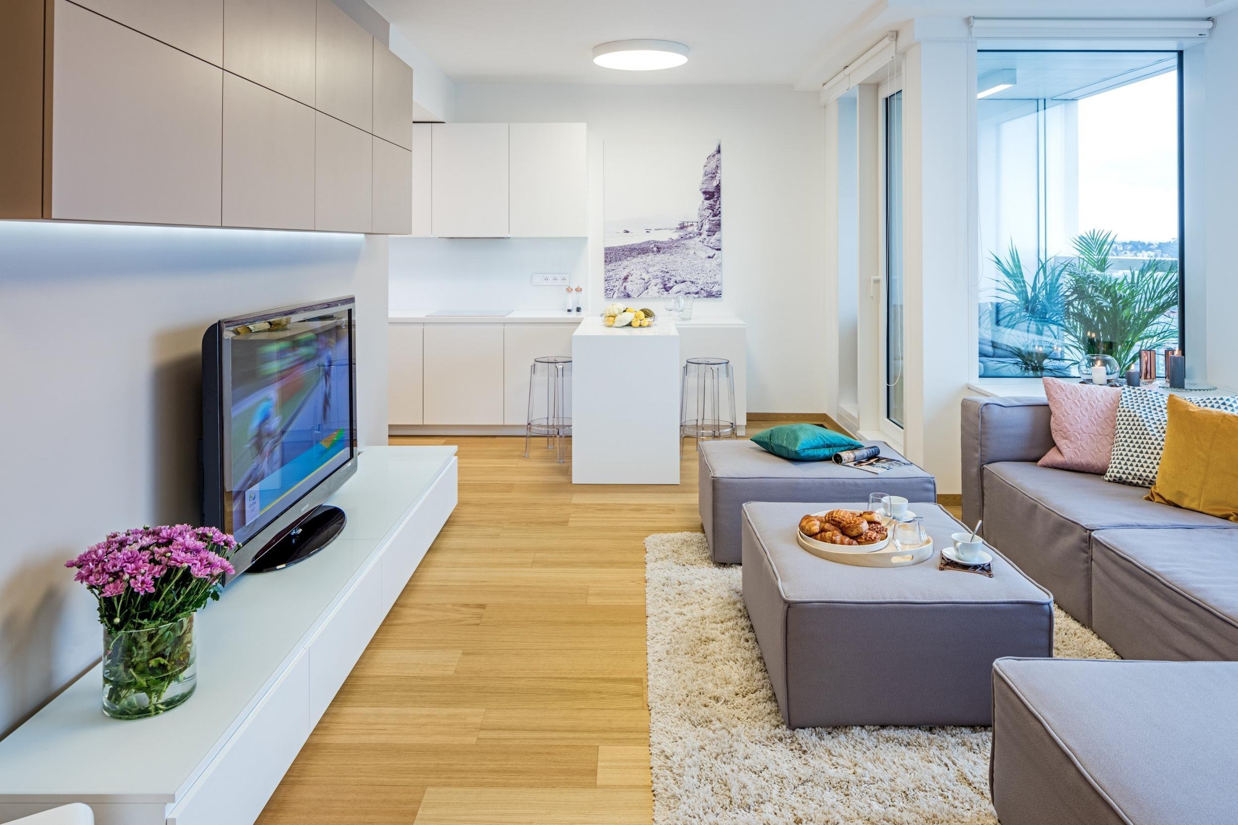 Apartmán s výhledem na město se nachází ve výškové budově na 32. patře a má severní orientaci. Interiér je pěkný ve své jednoduchosti, čistý design nábytku je…