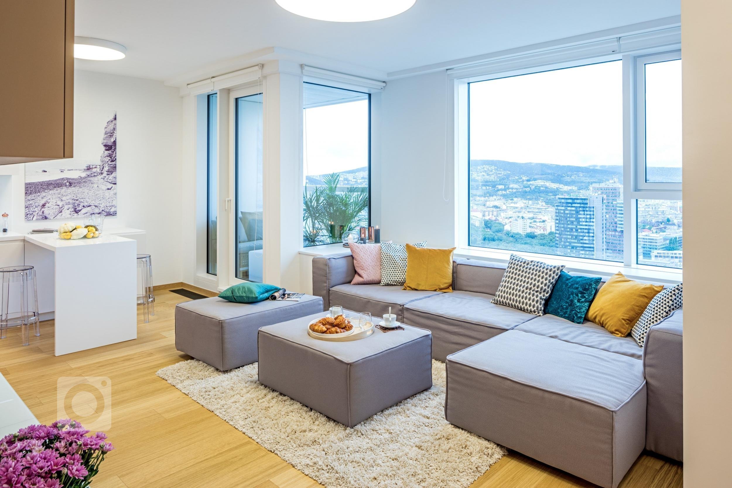 Apartmán s výhledem na město se nachází ve výškové budově na 32. patře a má severní orientaci. Interiér je pěkný ve své jednoduchosti, čistý design nábytku je…