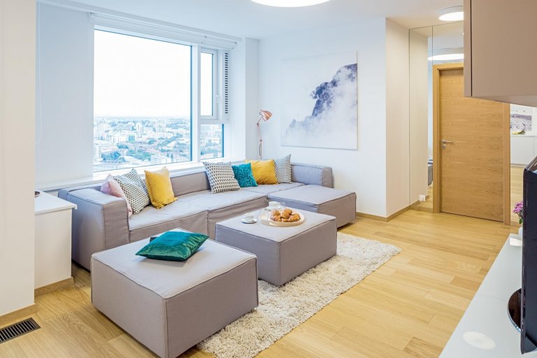 Apartmán s výhledem na město se nachází ve výškové budově na 32. patře a má severní orientaci. Interiér je pěkný ve své jednoduchosti, čistý design nábytku je…