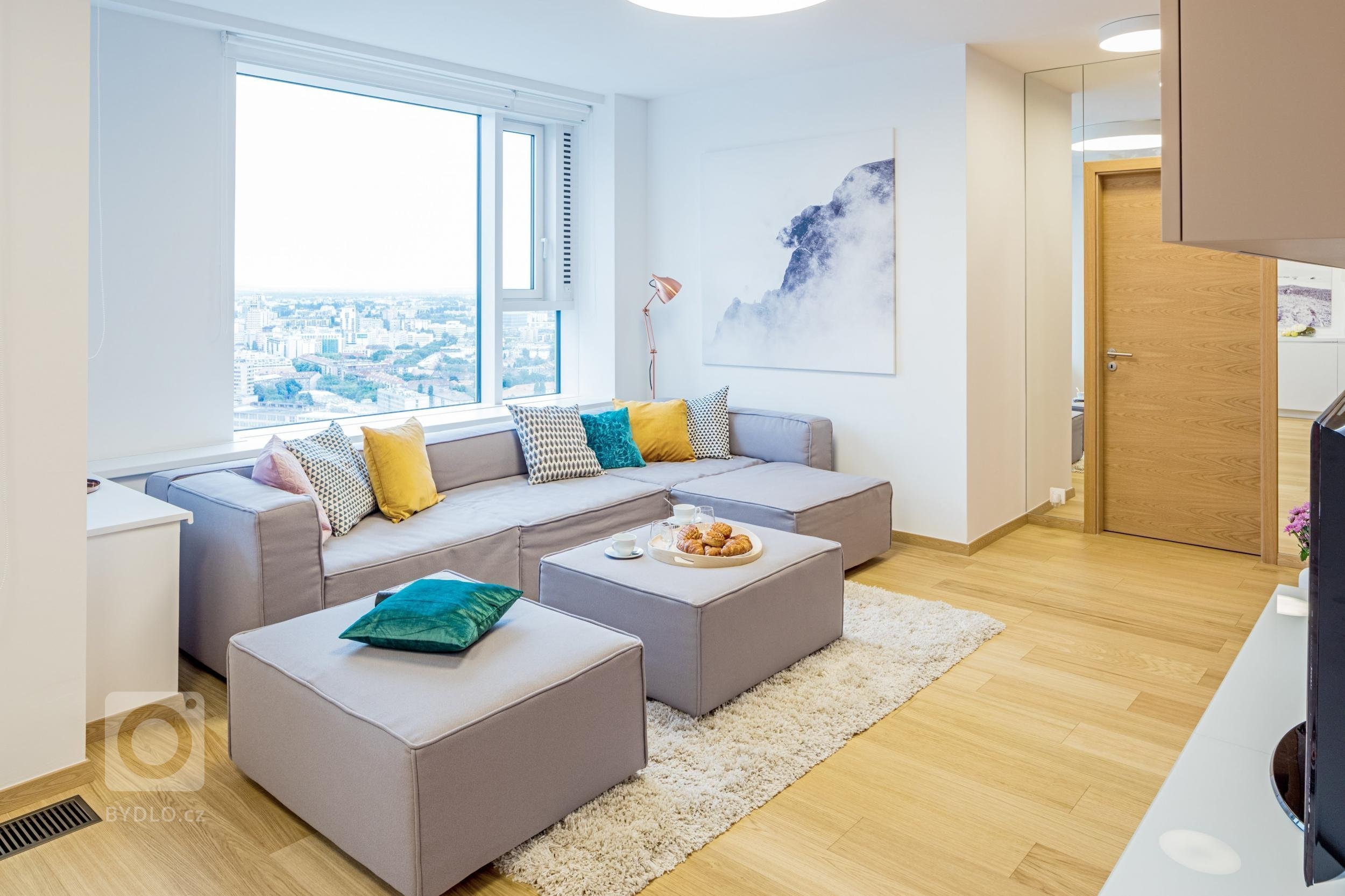 Apartmán s výhledem na město se nachází ve výškové budově na 32. patře a má severní orientaci. Interiér je pěkný ve své jednoduchosti, čistý design nábytku je…