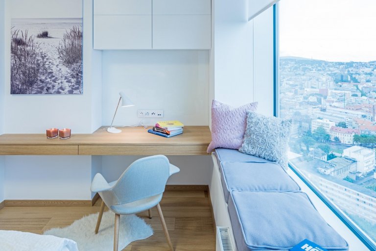 Apartmán s výhledem na město se nachází ve výškové budově na 32. patře a má severní orientaci. Interiér je pěkný ve své jednoduchosti, čistý design nábytku je…