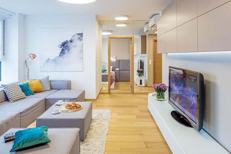Apartmán s výhledem na město se nachází ve výškové budově na 32. patře a má severní orientaci. Interiér je pěkný ve své jednoduchosti, čistý design nábytku je…