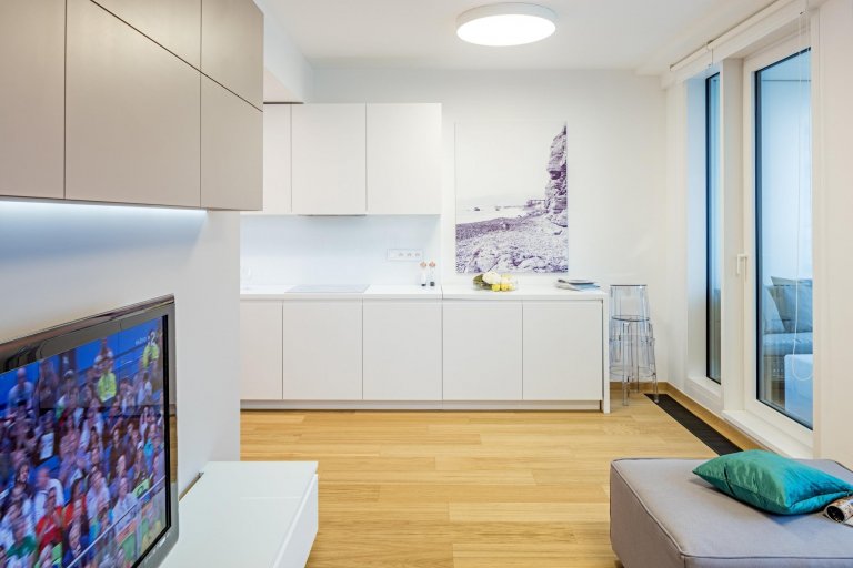 Apartmán s výhledem na město se nachází ve výškové budově na 32. patře a má severní orientaci. Interiér je pěkný ve své jednoduchosti, čistý design nábytku je…