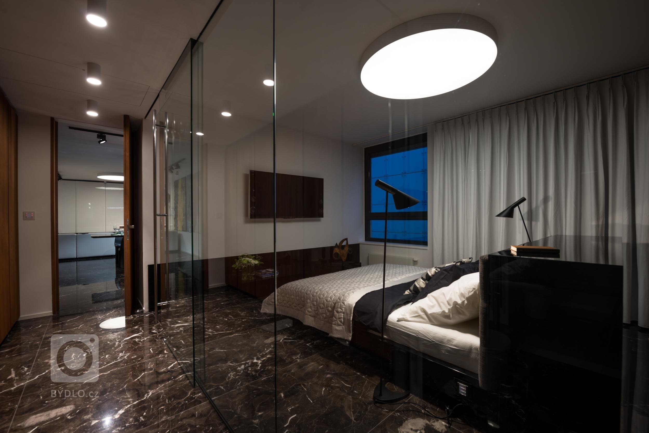 Luxusní byt v Riverparku s mramorovou podlahou bude sloužit k pronájmu pro náročné klienty. V návrhu jsme se vyhnuli okázalým kýčům a vytvořili skutečně…