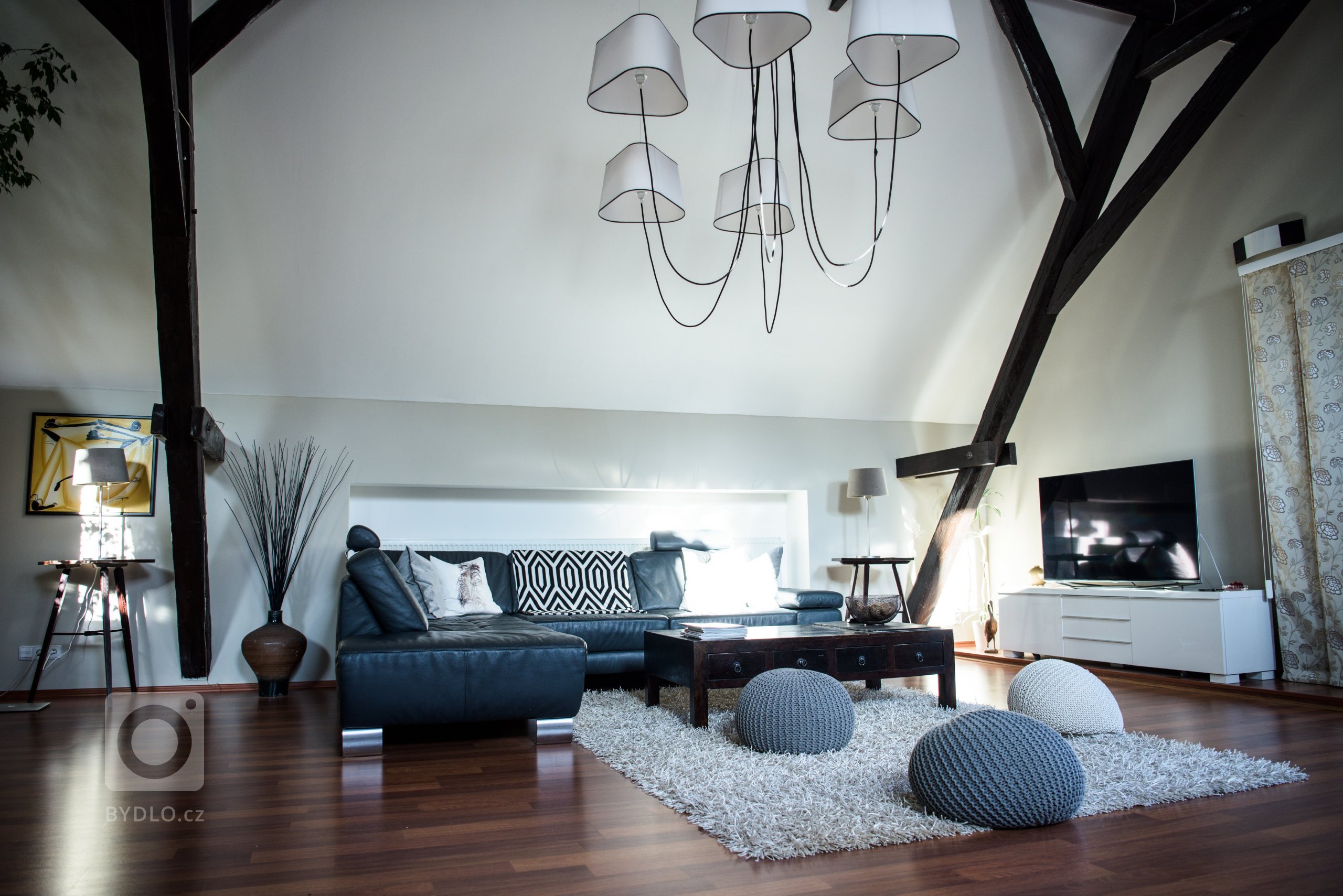 v této realizaci jsou výrazná svítidla Nuage od Stockist, která jsme si mohly dovolit díky vysokým 5m stropům