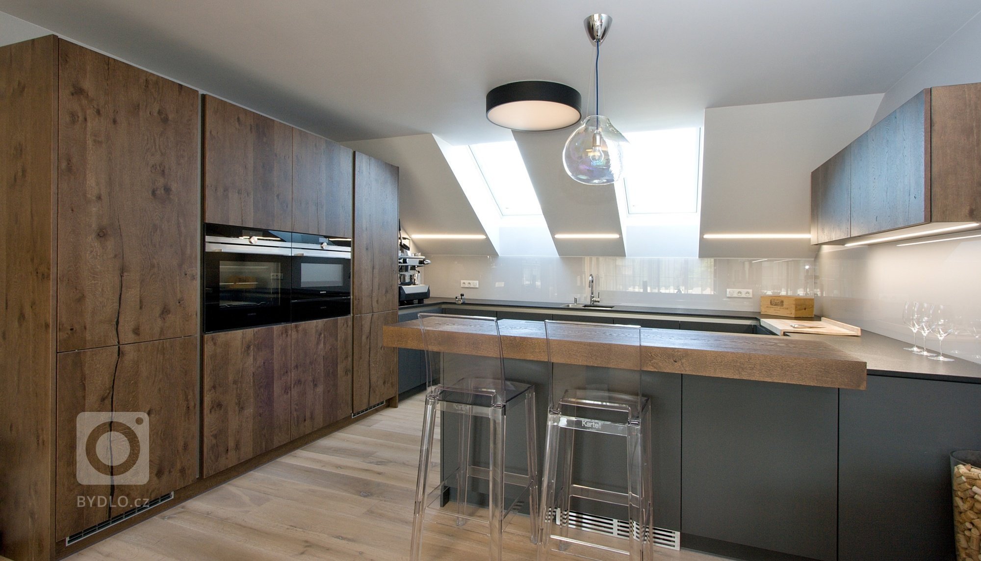 Kuchyň BEECK KÜCHEN a realizace interiéru bytu. Provedení kuchyně: vysoké a horní skříně dýha dub drásaný Finess Risseiche A6550 H121 Tabak, spodní skříně…