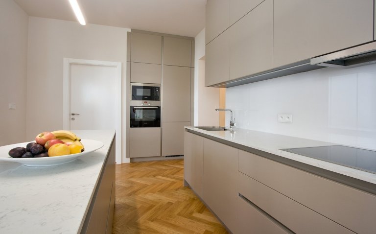Kuchyň BEECK KÜCHEN - provedení kuchyně je melamin K069 Steingrau, bezúchytkový systém nerez, doplňky Blanco. Pracovní deska je Technistone Noble Carrara, 20…