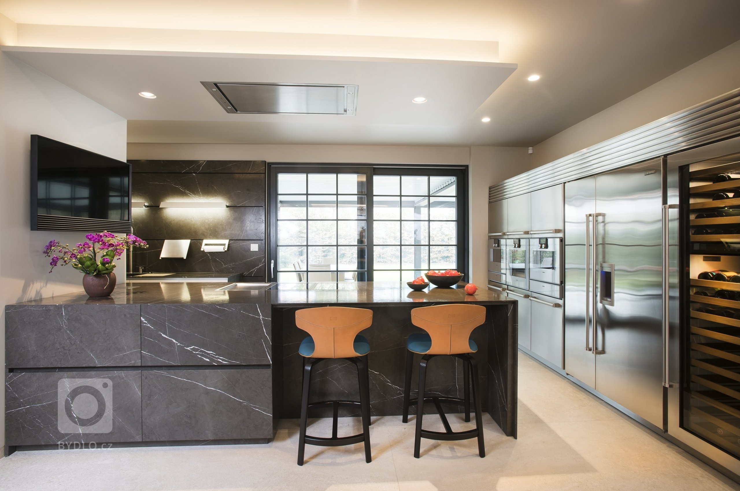Kuchyň EGGERSMANN UNIQUE, rodinný dům. Provedení je masivní kámen Graphit Brown Leather na ostrůvku v&nbsp;kombinaci s Paso supermatt lotus white a broušeným…