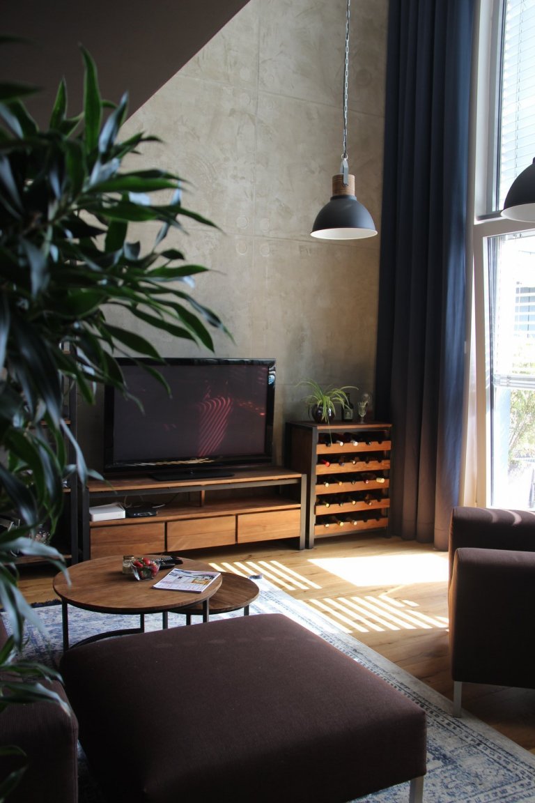 Moderní interiér s příjemnou atmosférou. Tak lze ve zkratce charakterizovat mezonet, laděný do jemně industriálního stylu s množstvím přírodních materiálů…