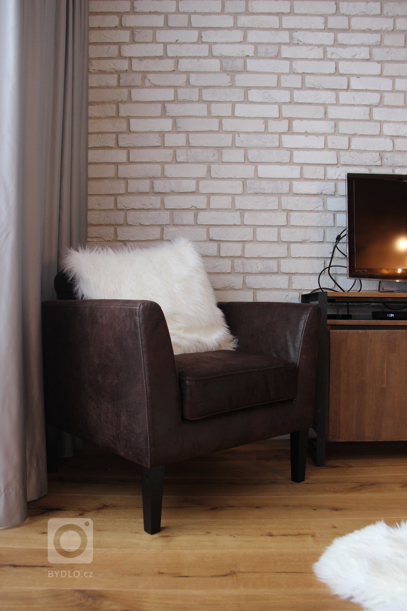 Moderní interiér s příjemnou atmosférou. Tak lze ve zkratce charakterizovat mezonet, laděný do jemně industriálního stylu s množstvím přírodních materiálů…