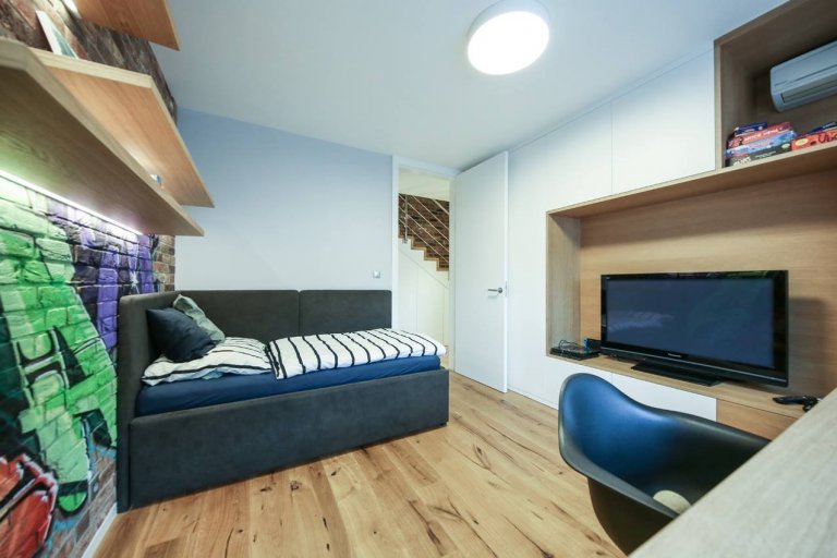 Moderní interiér s příjemnou atmosférou. Tak lze ve zkratce charakterizovat mezonet, laděný do jemně industriálního stylu s množstvím přírodních materiálů…