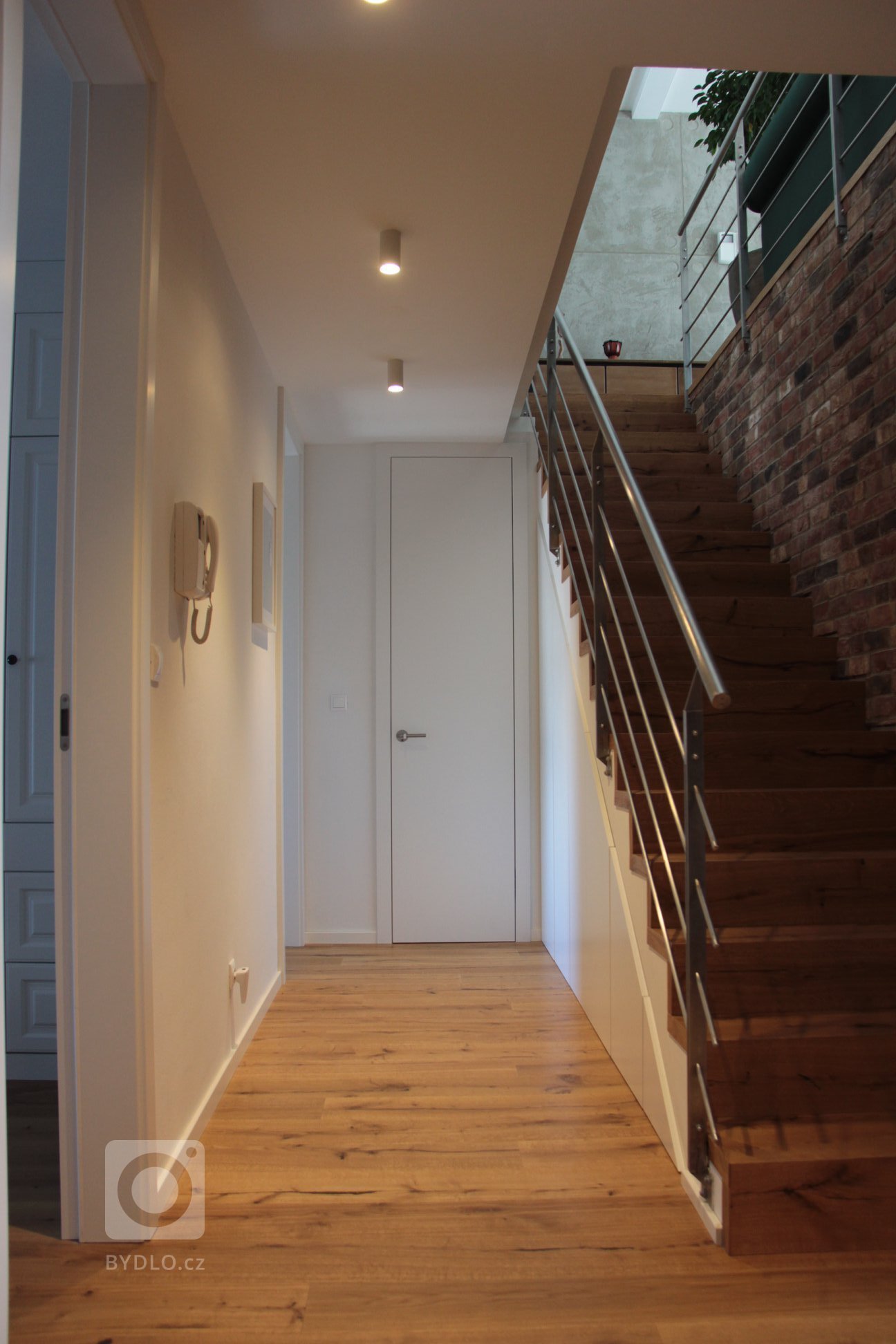 Moderní interiér s příjemnou atmosférou. Tak lze ve zkratce charakterizovat mezonet, laděný do jemně industriálního stylu s množstvím přírodních materiálů…