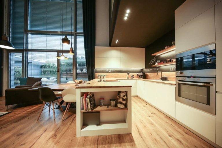 Moderní interiér s příjemnou atmosférou. Tak lze ve zkratce charakterizovat mezonet, laděný do jemně industriálního stylu s množstvím přírodních materiálů…