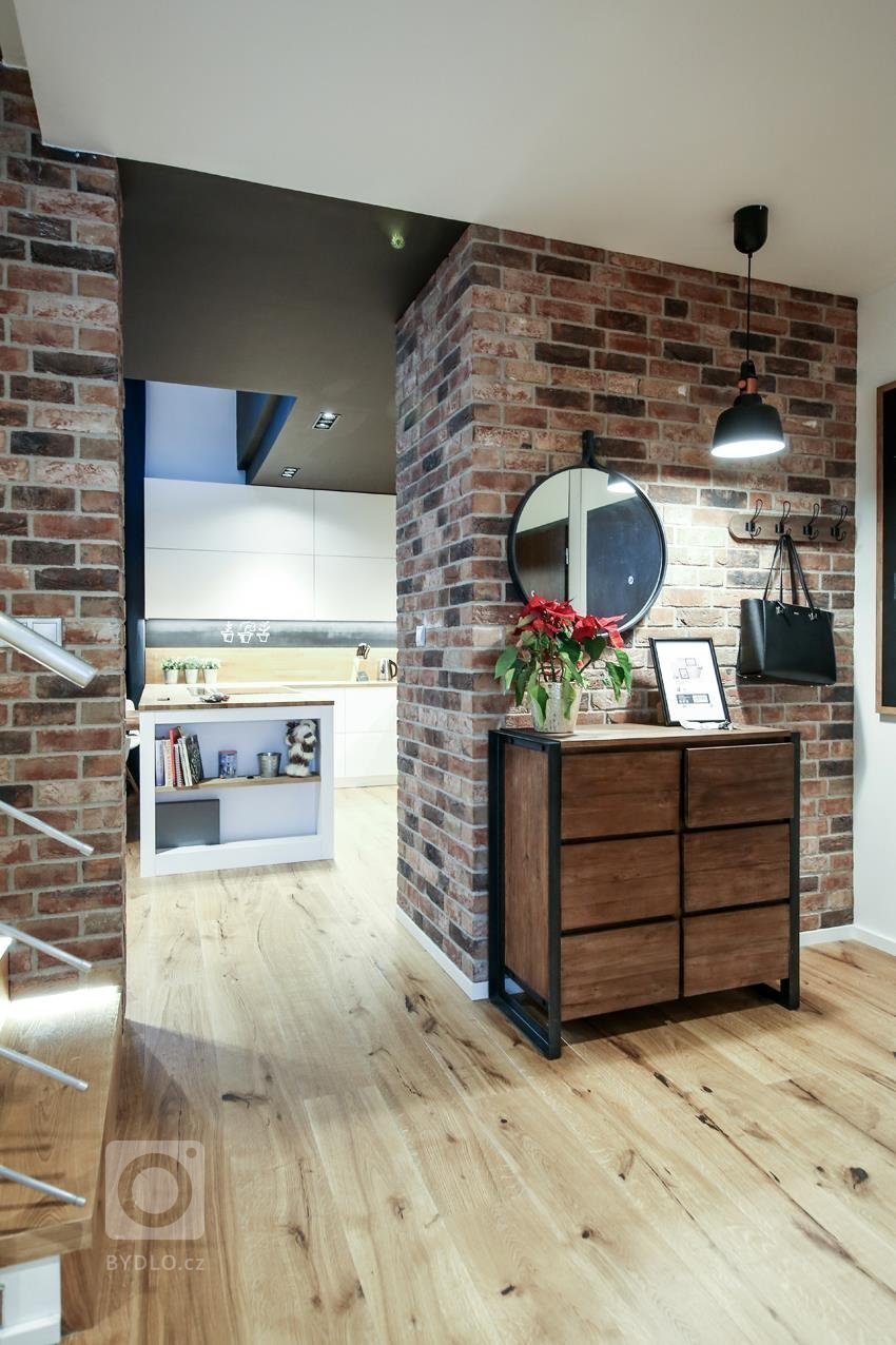 Moderní interiér s příjemnou atmosférou. Tak lze ve zkratce charakterizovat mezonet, laděný do jemně industriálního stylu s množstvím přírodních materiálů…