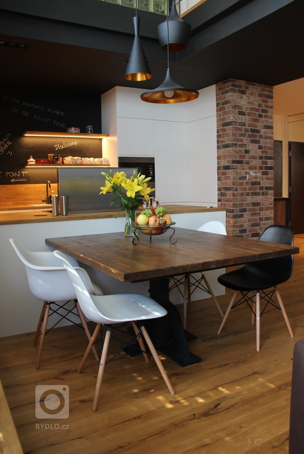 Moderní interiér s příjemnou atmosférou. Tak lze ve zkratce charakterizovat mezonet, laděný do jemně industriálního stylu s množstvím přírodních materiálů…