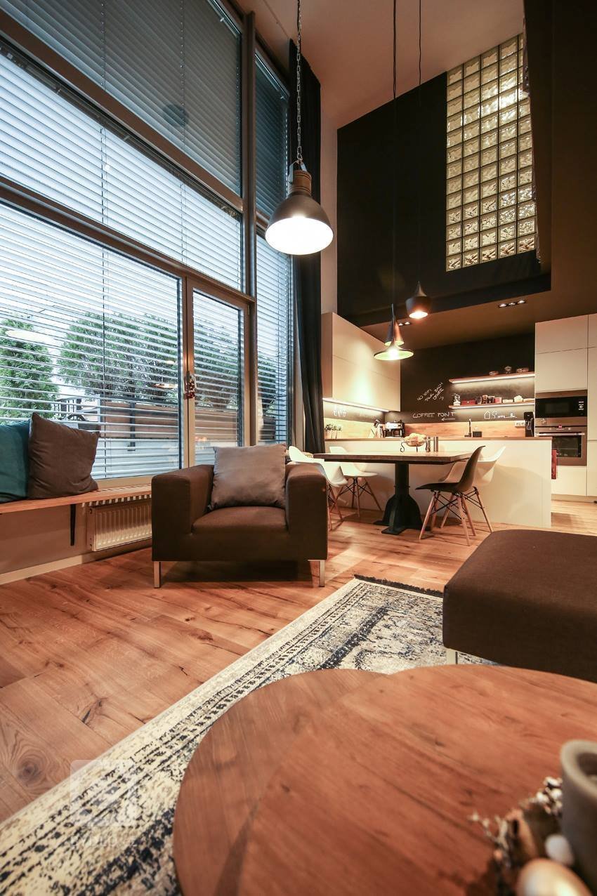 Moderní interiér s příjemnou atmosférou. Tak lze ve zkratce charakterizovat mezonet, laděný do jemně industriálního stylu s množstvím přírodních materiálů…