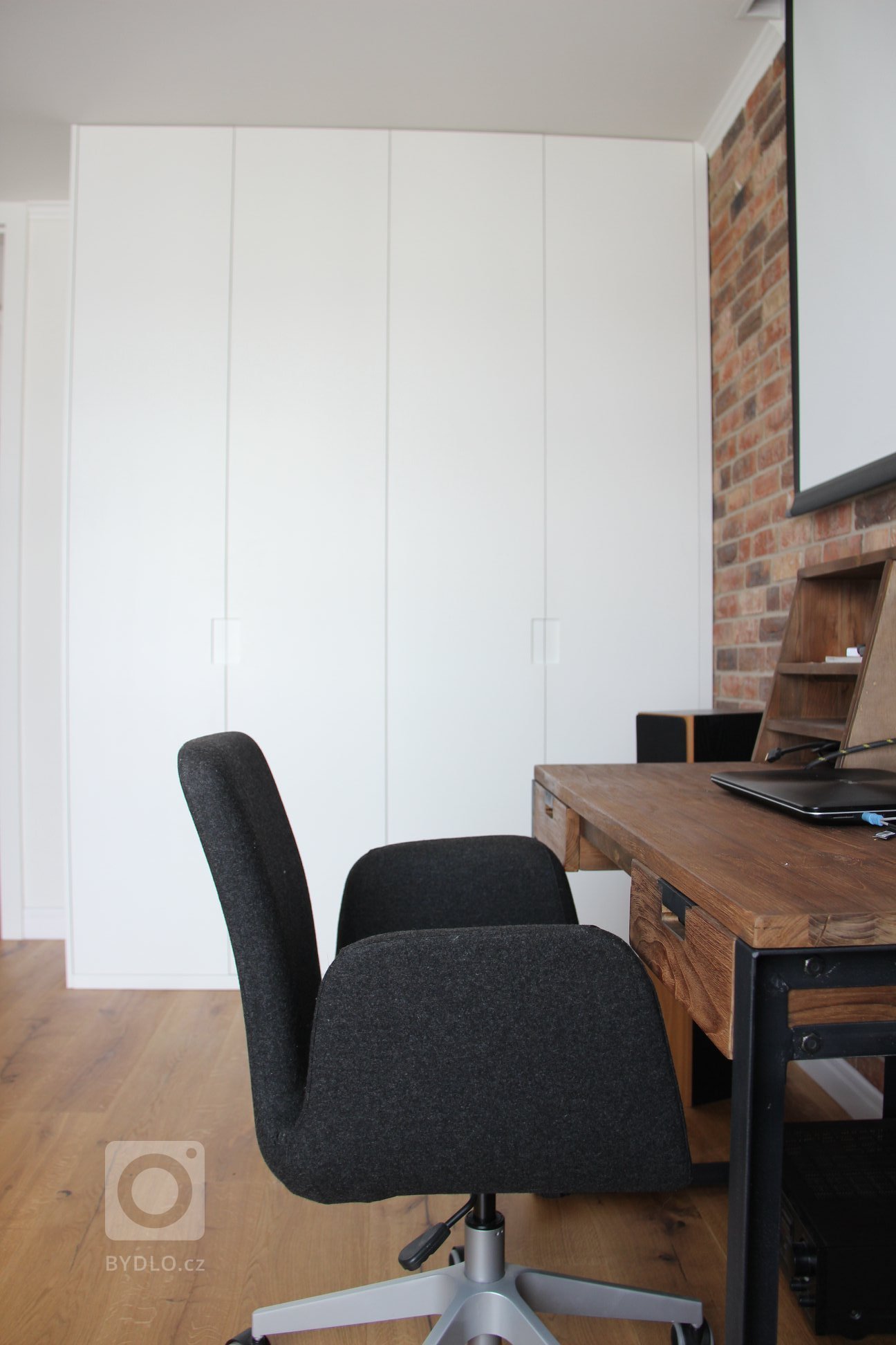 Moderní interiér s příjemnou atmosférou. Tak lze ve zkratce charakterizovat mezonet, laděný do jemně industriálního stylu s množstvím přírodních materiálů…