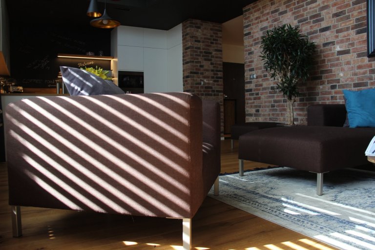 Moderní interiér s příjemnou atmosférou. Tak lze ve zkratce charakterizovat mezonet, laděný do jemně industriálního stylu s množstvím přírodních materiálů…