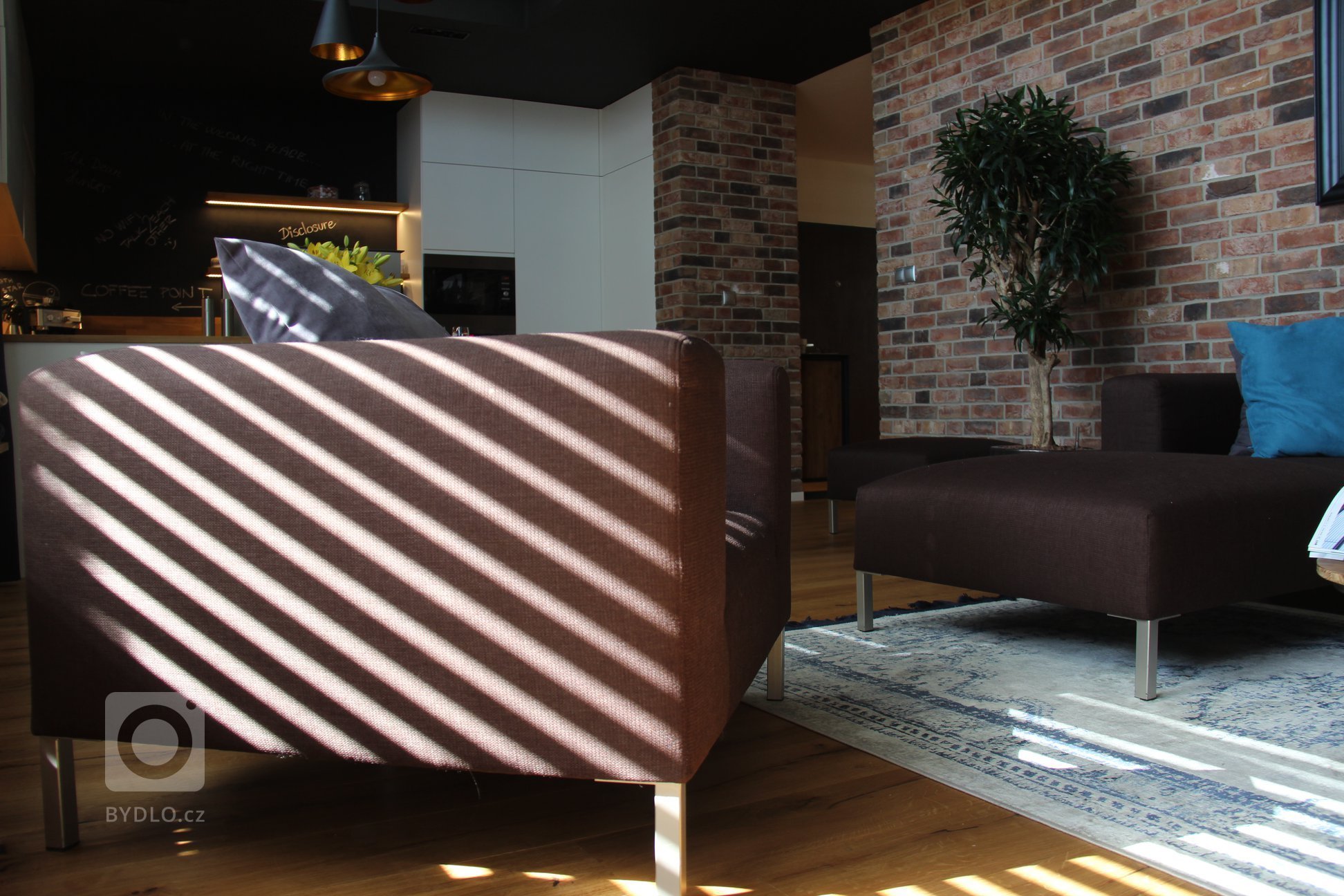 Moderní interiér s příjemnou atmosférou. Tak lze ve zkratce charakterizovat mezonet, laděný do jemně industriálního stylu s množstvím přírodních materiálů…