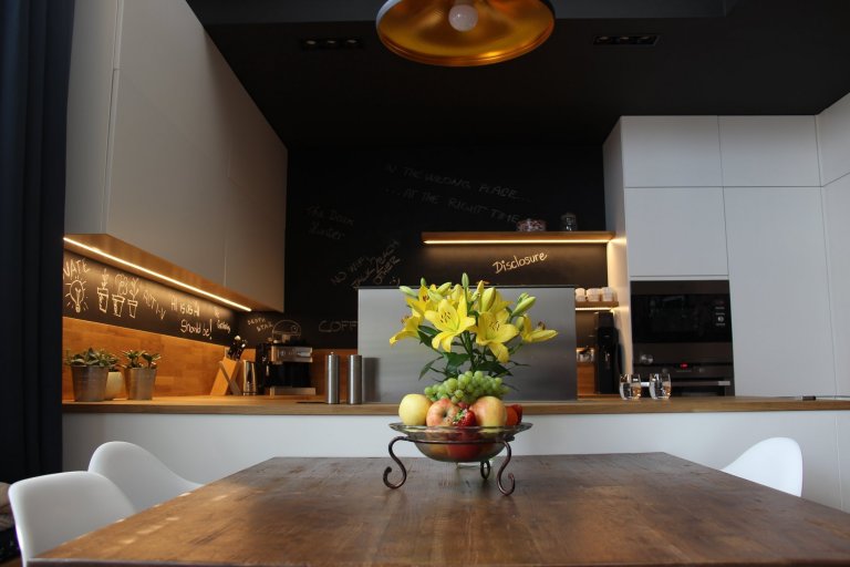 Moderní interiér s příjemnou atmosférou. Tak lze ve zkratce charakterizovat mezonet, laděný do jemně industriálního stylu s množstvím přírodních materiálů…