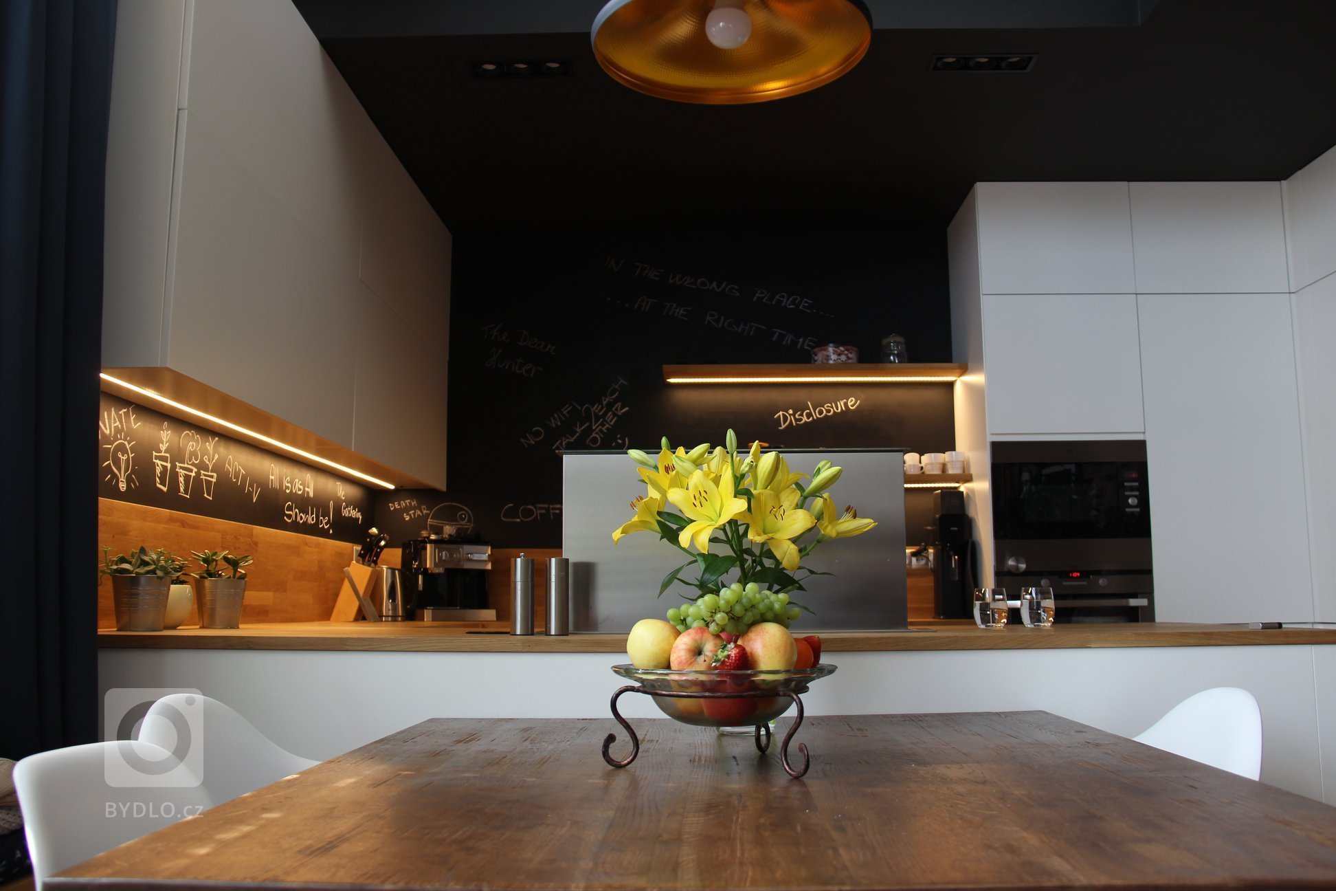 Moderní interiér s příjemnou atmosférou. Tak lze ve zkratce charakterizovat mezonet, laděný do jemně industriálního stylu s množstvím přírodních materiálů…