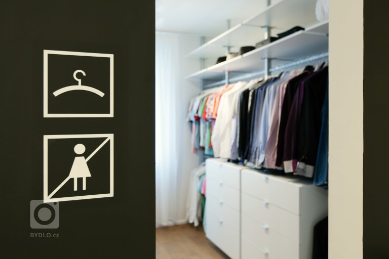 Investor nechtěl kytky ani kuchyni, chtěl loft. Přitom si koupil pouze 4+kk. Proto se obrátil na&nbsp;SMLXL architekti&nbsp;a dal jim volnou ruku.

&bdquo…