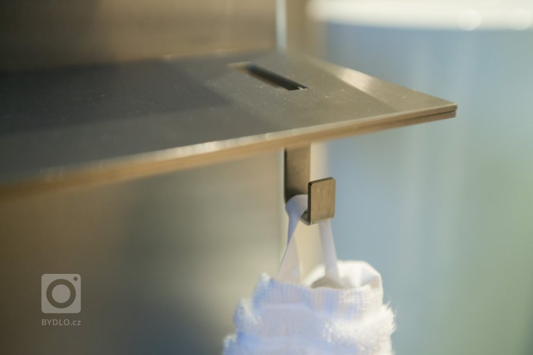 Investor nechtěl kytky ani kuchyni, chtěl loft. Přitom si koupil pouze 4+kk. Proto se obrátil na&nbsp;SMLXL architekti&nbsp;a dal jim volnou ruku.

&bdquo…